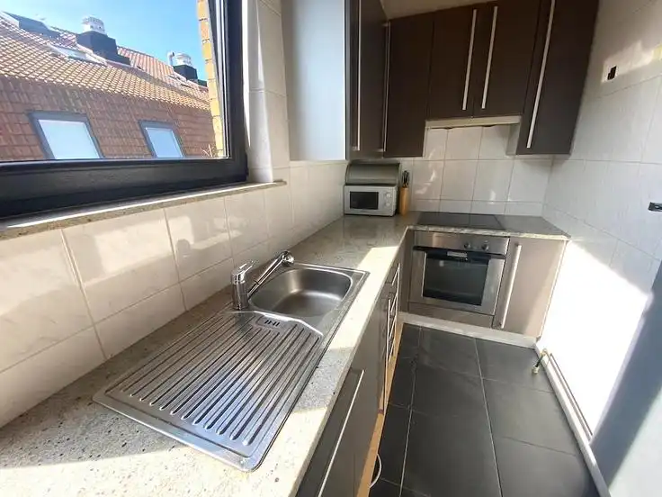 Dit charmante penthouse met één slaapkamer onderscheidt zich door zijn uitzonderlijke terrassen rondom het appartement. Dankzij de ruime buitenruimtes geniet u op elk moment van de dag van de zon en het buitenleven. Een unieke woonbeleving voor wie op zoek is naar een combinatie van comfort, rust en een overvloed aan buitenruimte. foto 5