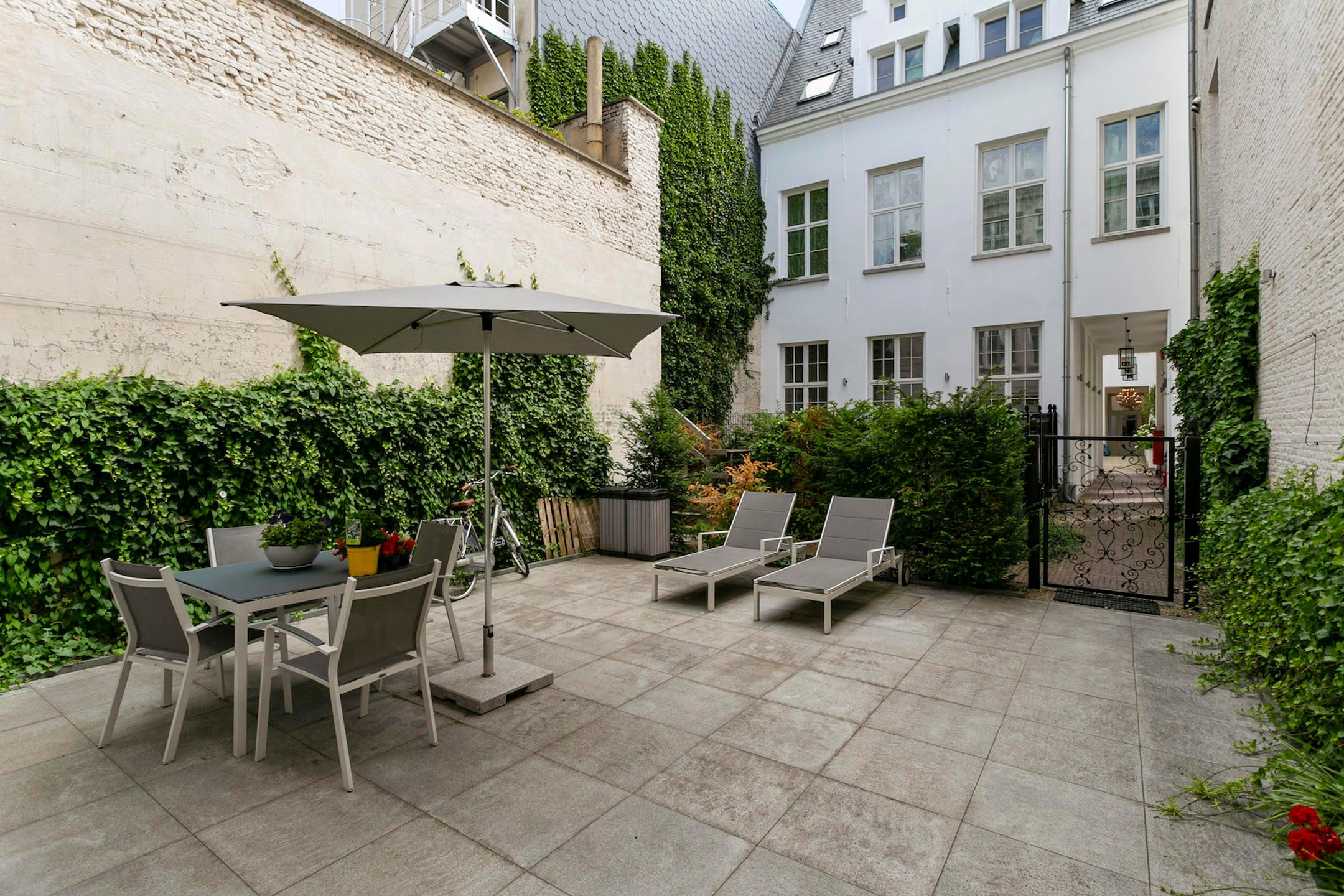 ANTWERPEN-CENTRUM - Gerenoveerde Stadsvilla in het hartje van de stad. foto {{pictureIndex}}