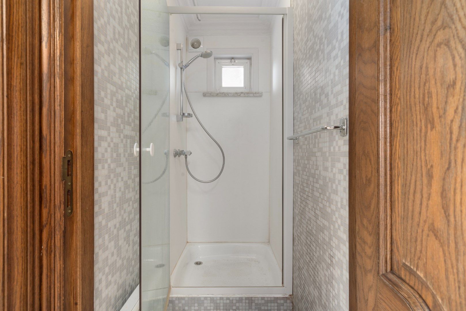 Magazijn met kantoren en conciërgewoning foto 14