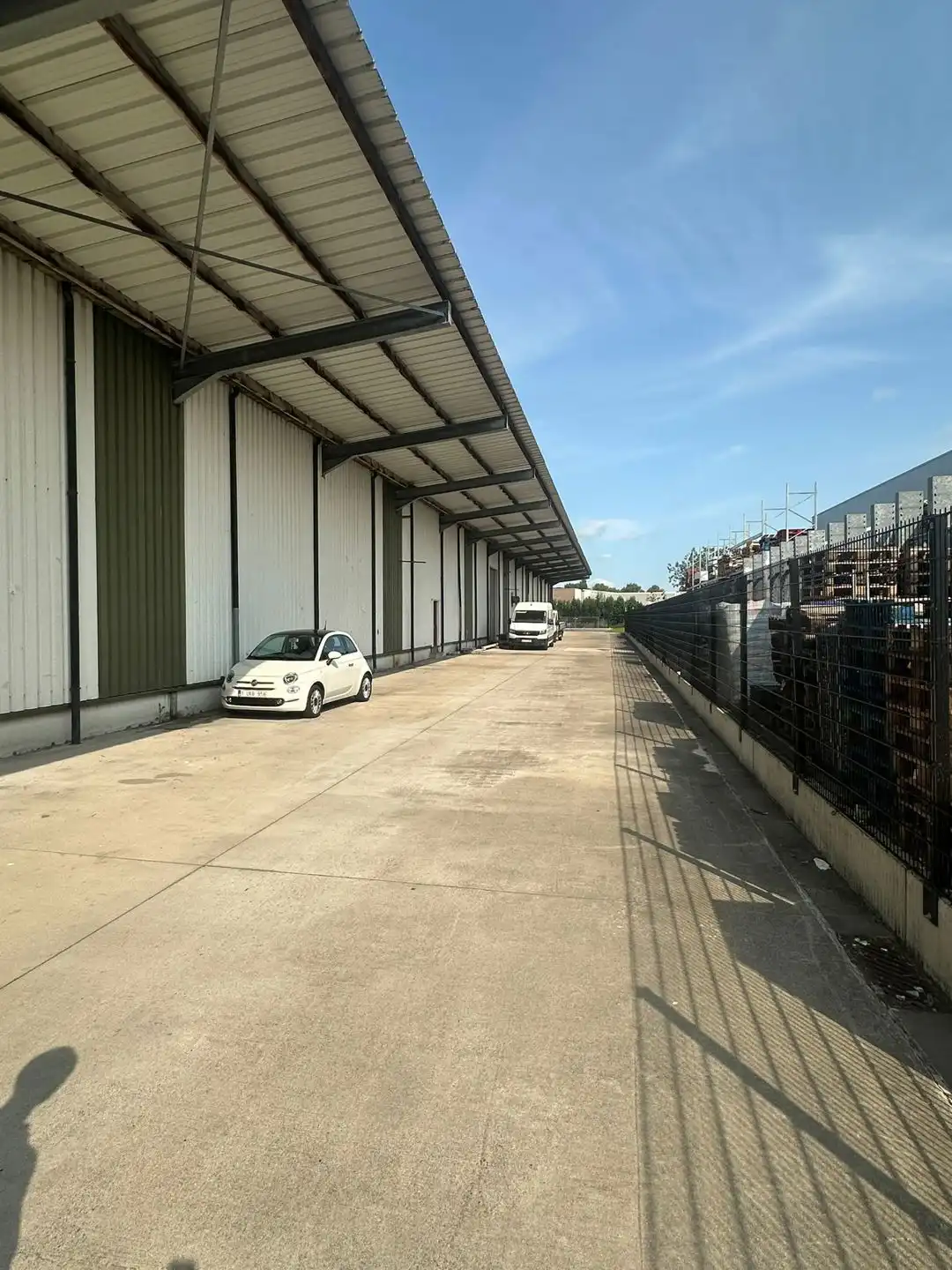 Te Huur: Magazijn & Showroom naast Drukbezocht Winkelpark foto 3