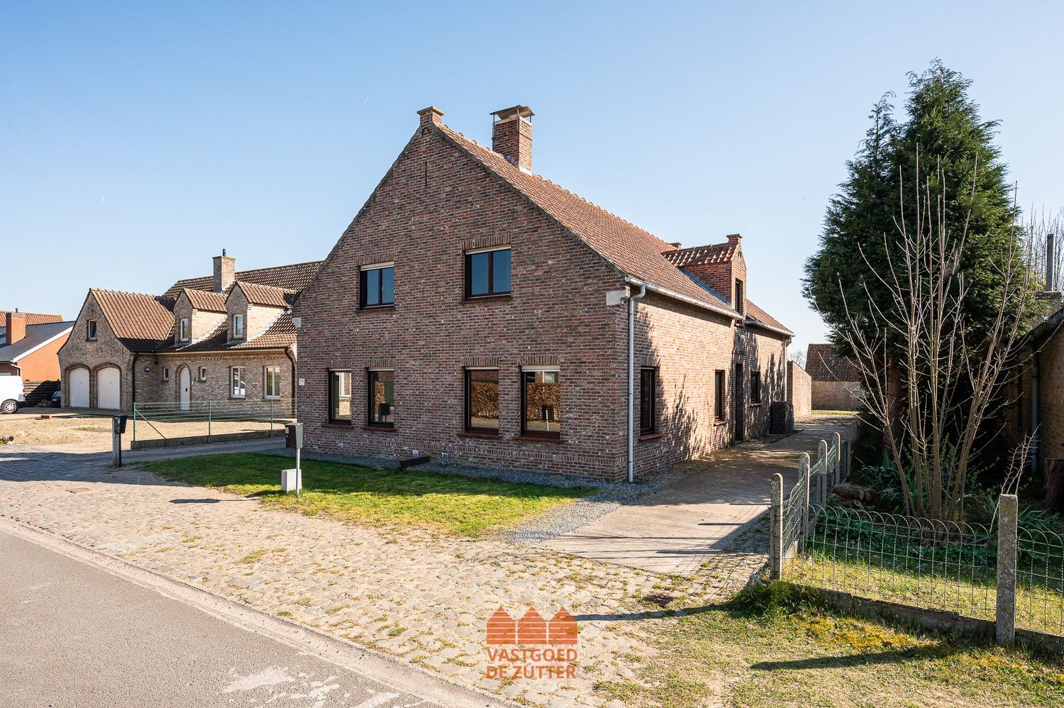 Te renoveren halfopen bebouwing in rustige doodlopende straat foto {{pictureIndex}}