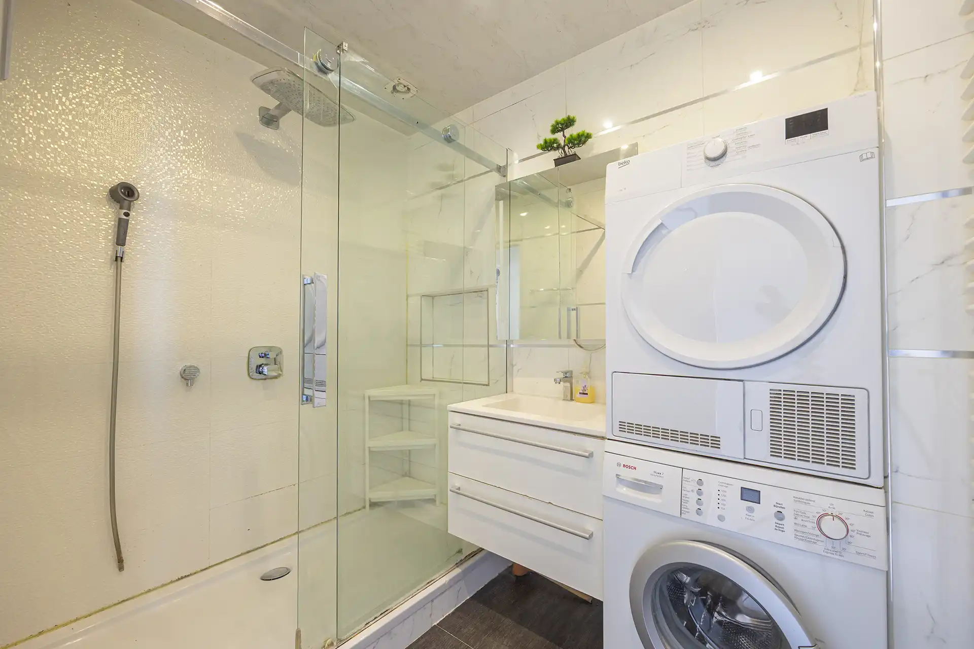 Instapklaar appartement met 2 slpk's + bureau met parkzicht foto 12