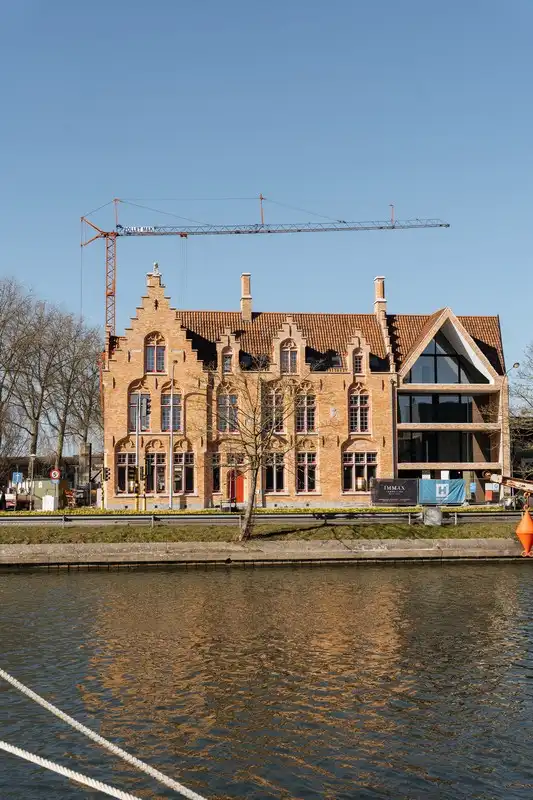 Sfeervol wonen te Brugge in een historisch gebouw foto {{pictureIndex}}