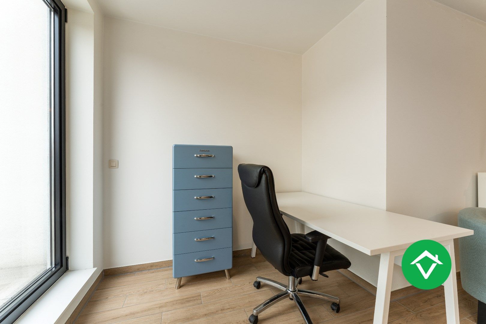 Recent, instapklaar appartement met één slaapkamer, ruim terras en autostaanplaats te Roeselare foto 7