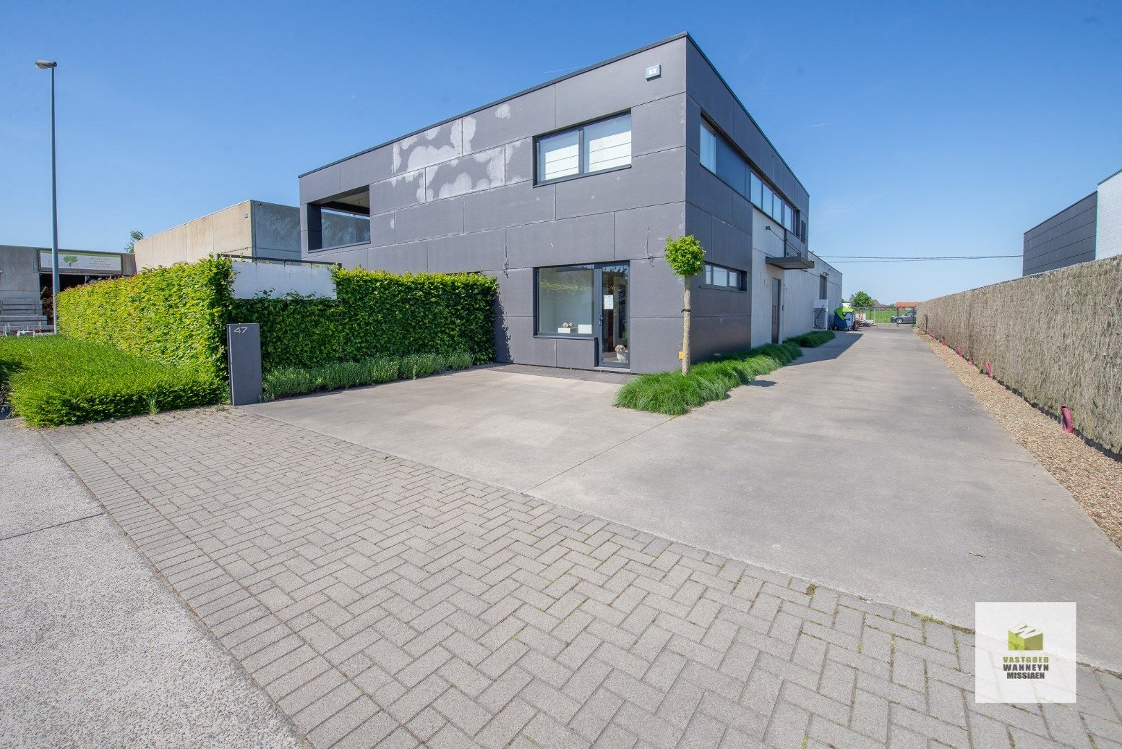 Ruime loods (288m2) met woonst te Verrekijker Wingene  foto {{pictureIndex}}