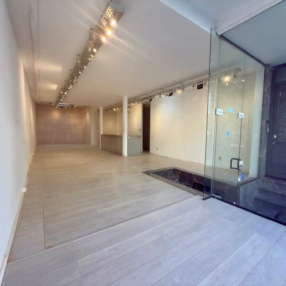 Handelspand met etalage op topligging in Turnhout foto 3