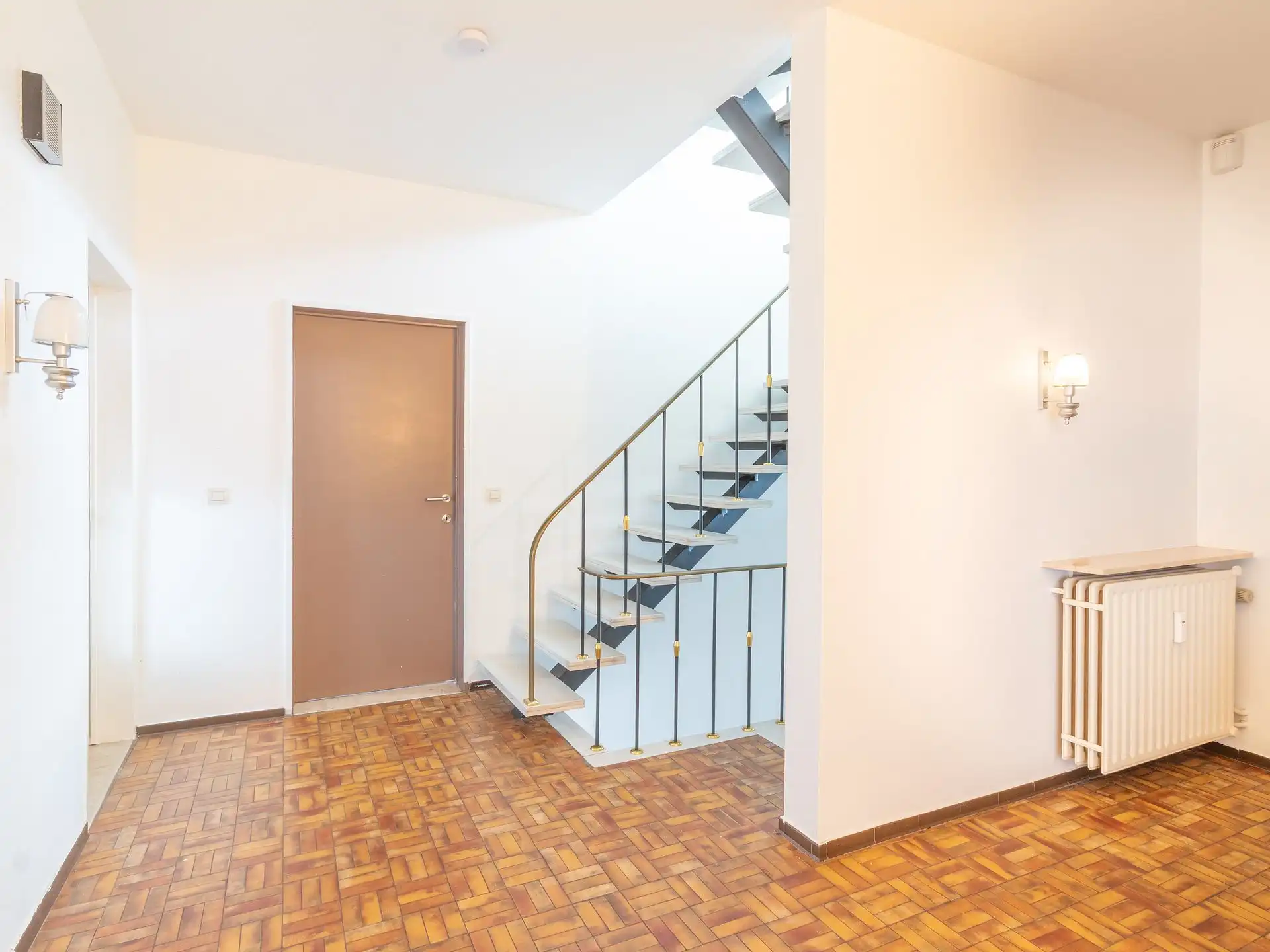 Een exclusief ruim duplex appartement met tuin en garagebox foto 2