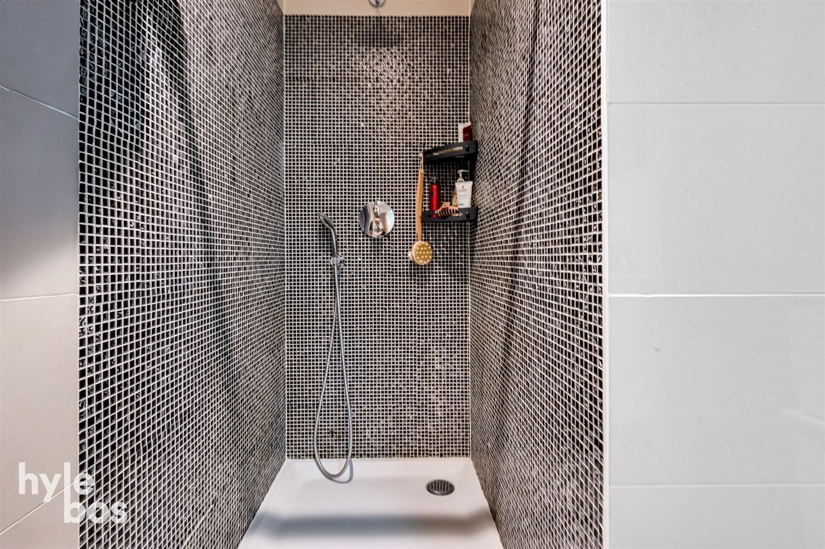 Instapklaar 2 slaapkamer appartement met garage foto 14