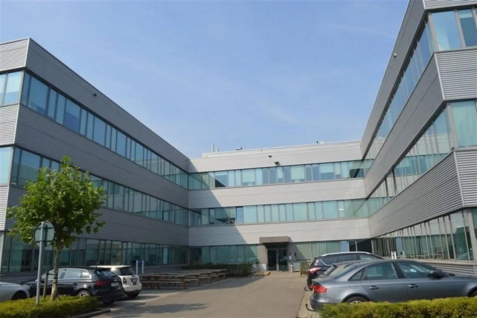 Moderne kantoren op zichtlocatie foto {{pictureIndex}}