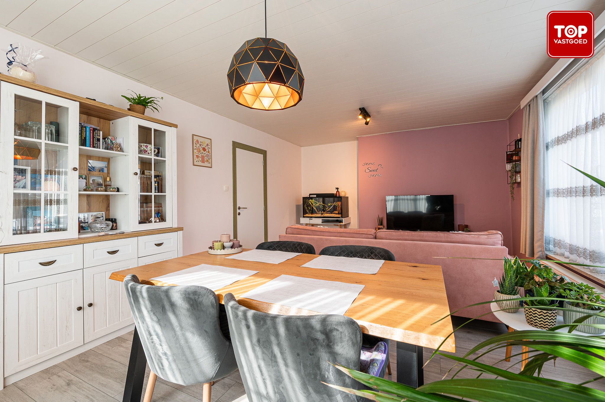Instapklaar appartement met 2 slaapkamers en fietsenberging.  foto {{pictureIndex}}