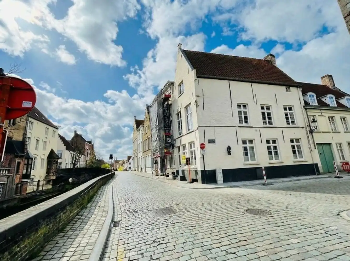 Brugge centrum , op een Idyllische locatie, aan één van de mooiste reien van Brugge,  RECENT GERENOVEERD LICHTRIJK GEMEUBELD🪑🛌HOEKHUIS foto 2