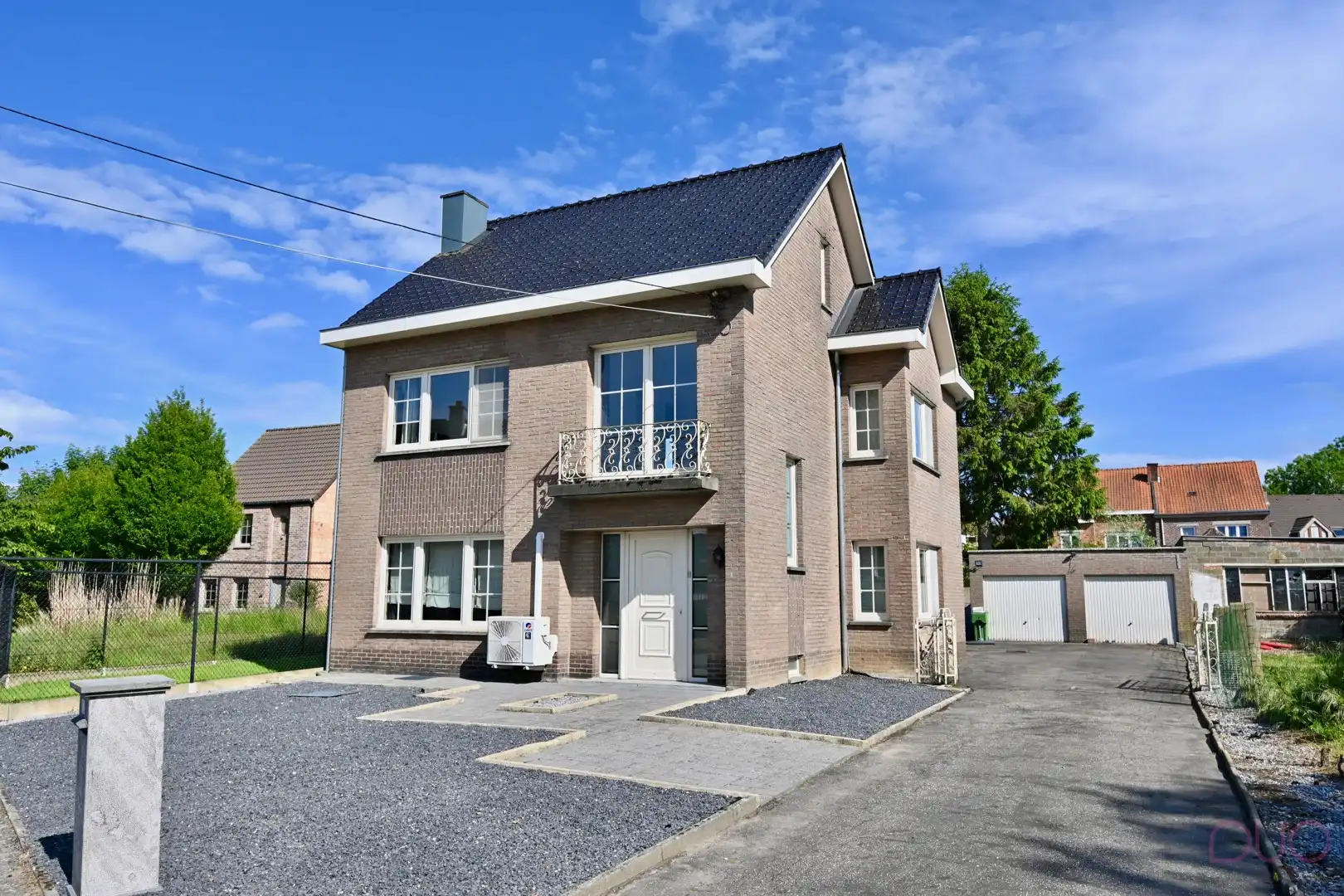 Rustig gelegen gezinswoning met vier slaapkamers en dubbele garage foto {{pictureIndex}}