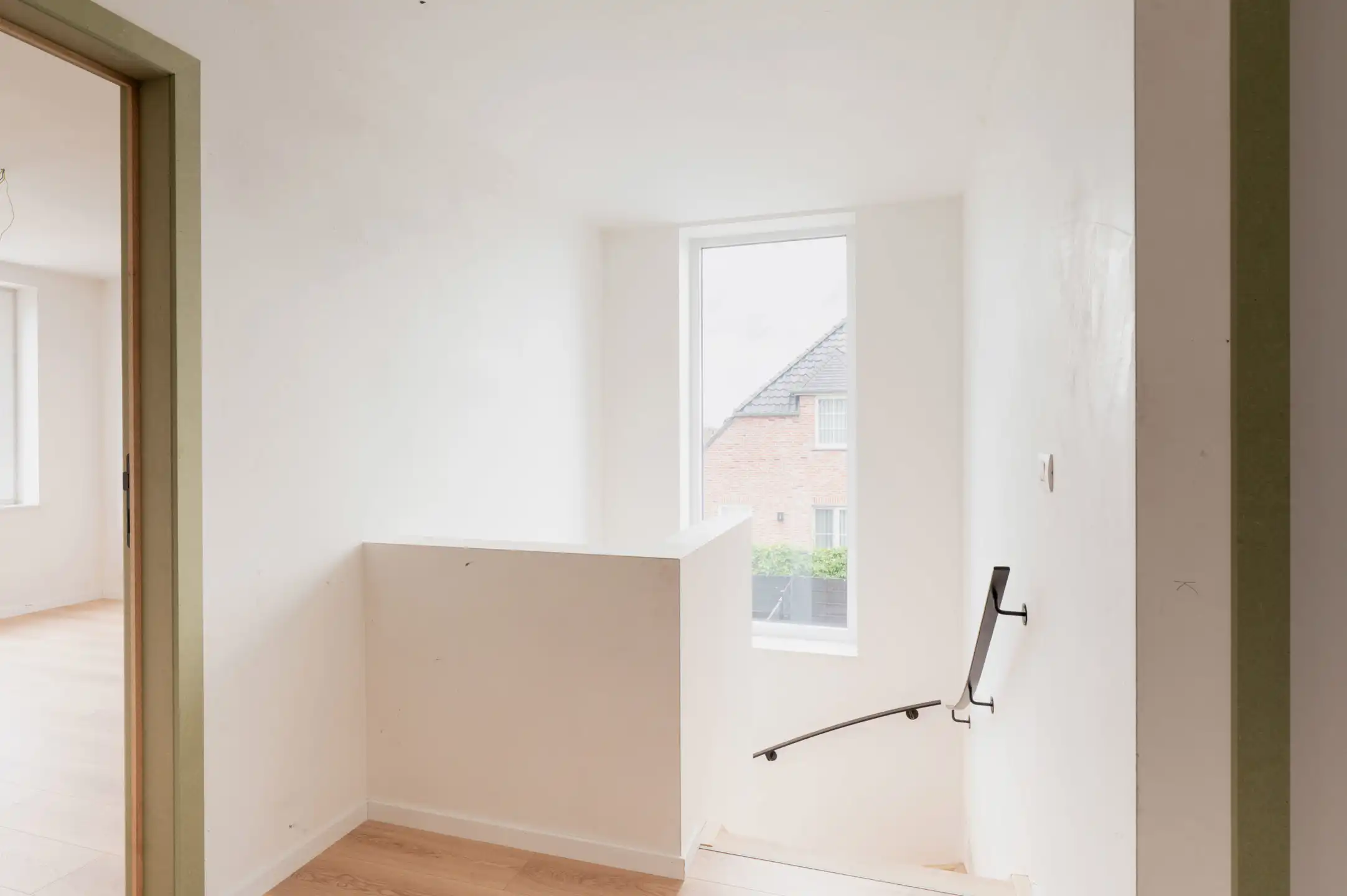 Halfopen moderne woning met zonnige tuin foto 16