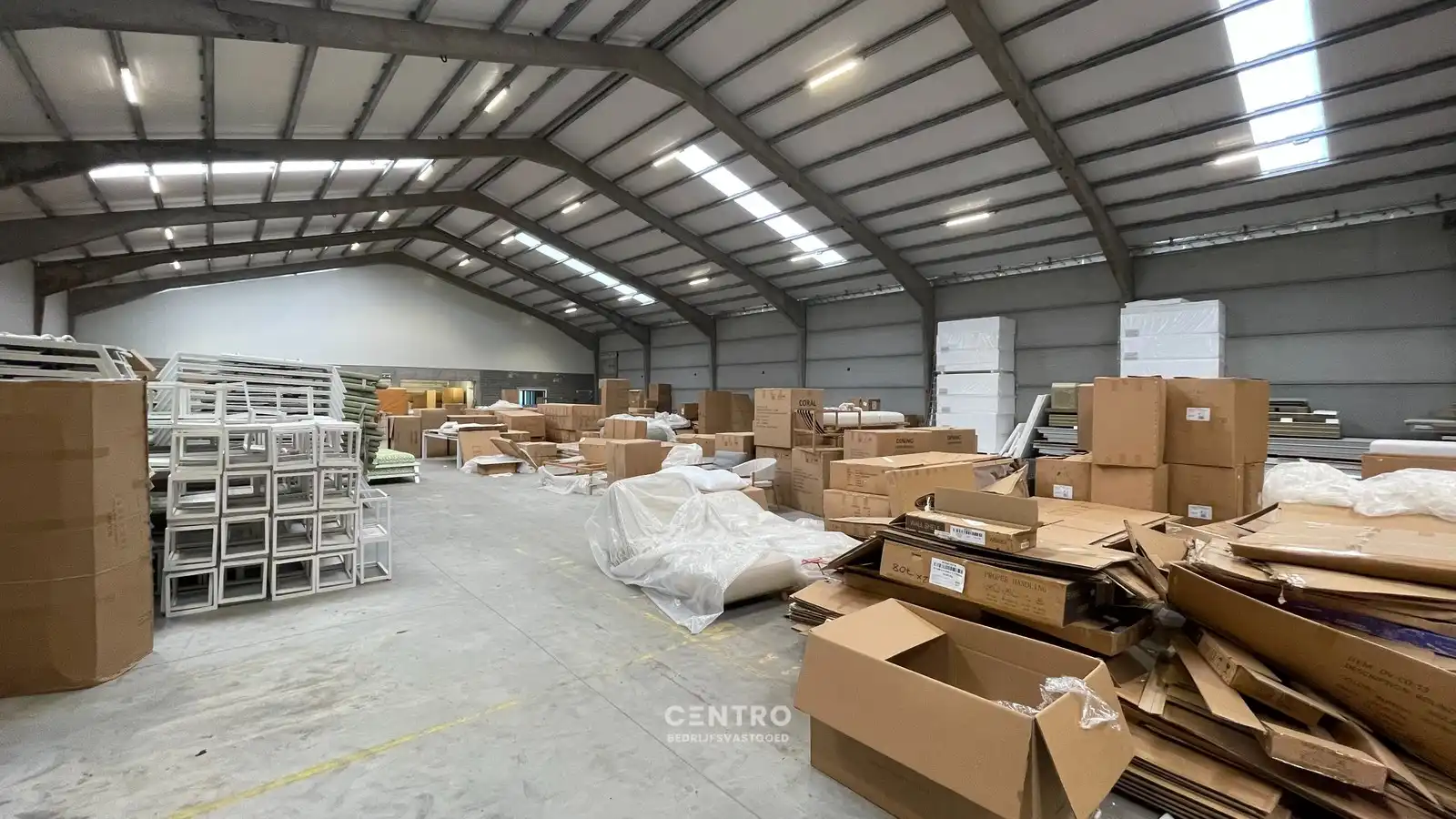 Instapklare MAGAZIJN (1.200m², voorzien van 2 LAADKADEN (met levellers), elektrische sectionaalpoort en verhard terrein (voor- en achterkant) op industriezone te Gistel. foto 6