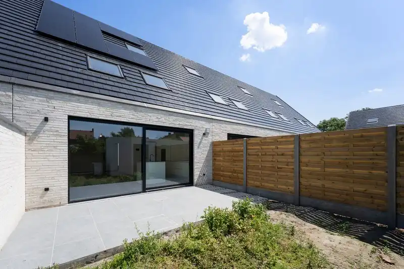 Nieuwbouwwoning met 3 slaapkamers en E-peil 10 te Veurne  foto {{pictureIndex}}