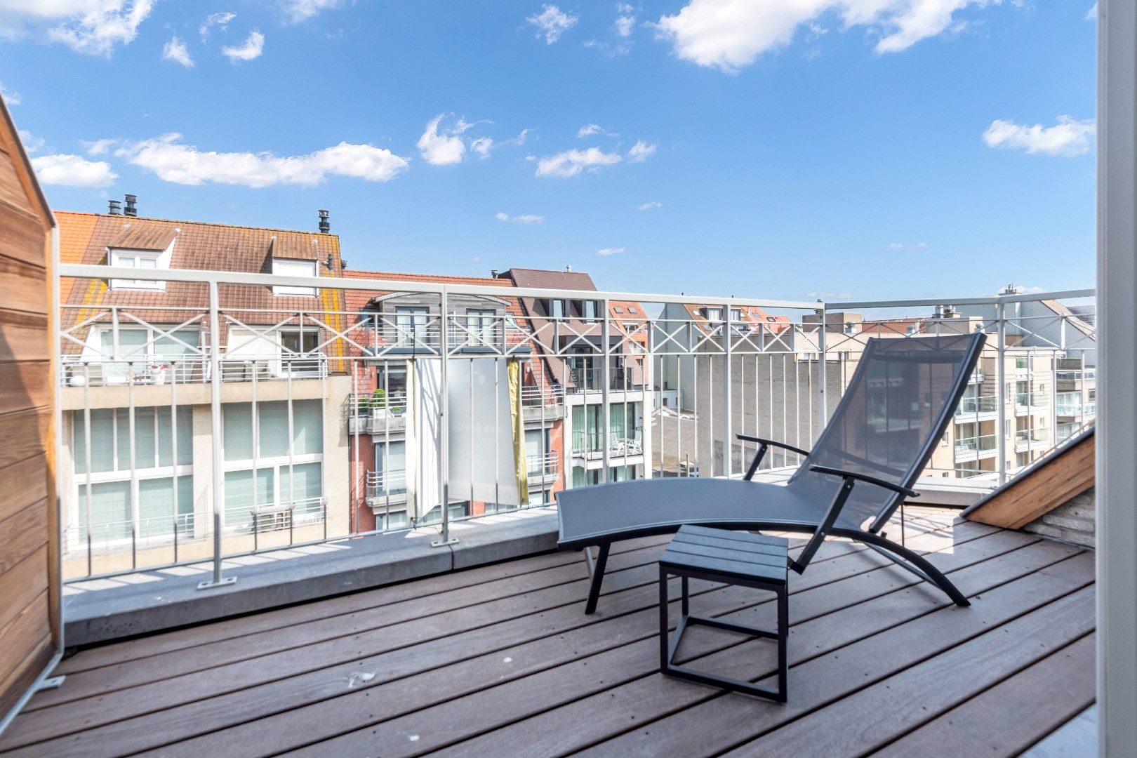 Instapklaar, totaal gerenoveerd doorzon duplex dakappartement met twee zonneterrassen foto 4