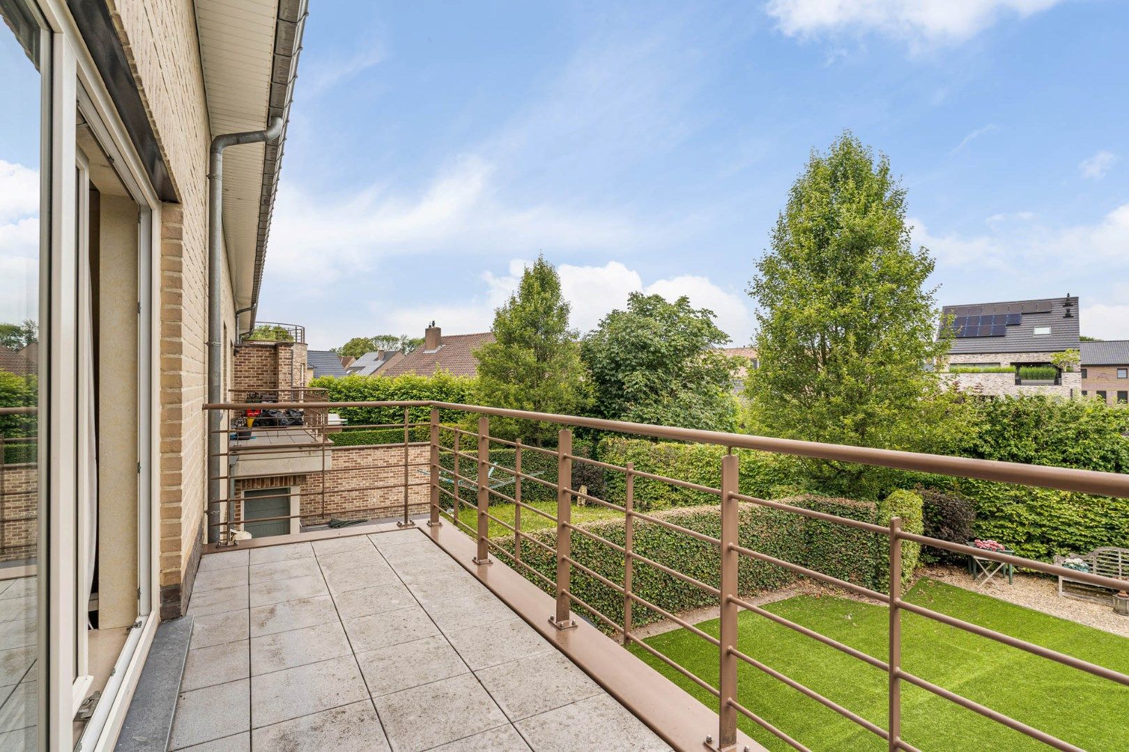Stijlvol appartement voorzien van 2 slaapkamers, 2 terrassen en een autostandplaats op een rustige locatie in het centrum van Neeroeteren!  foto 18