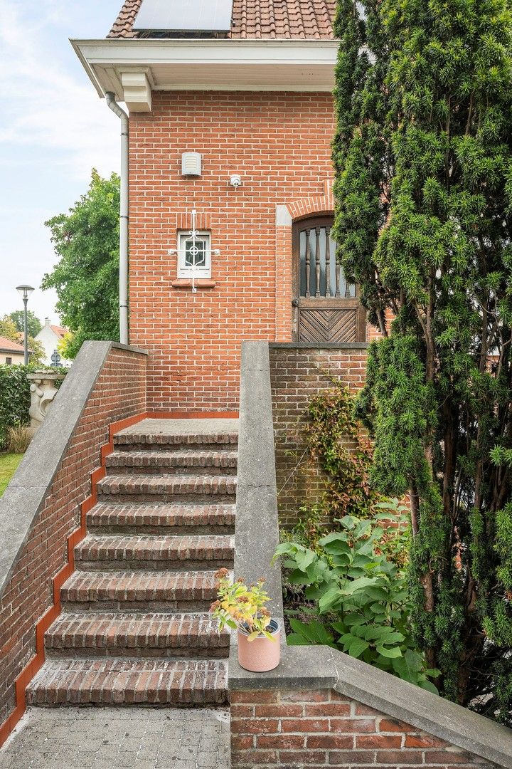 Prachtige karaktervolle, halfopen, robuuste én energiezuinige bel-étage van de jaren '50 met 4 slaapkamers, garage, kelderverdieping en paradijselijke tuin. foto 6