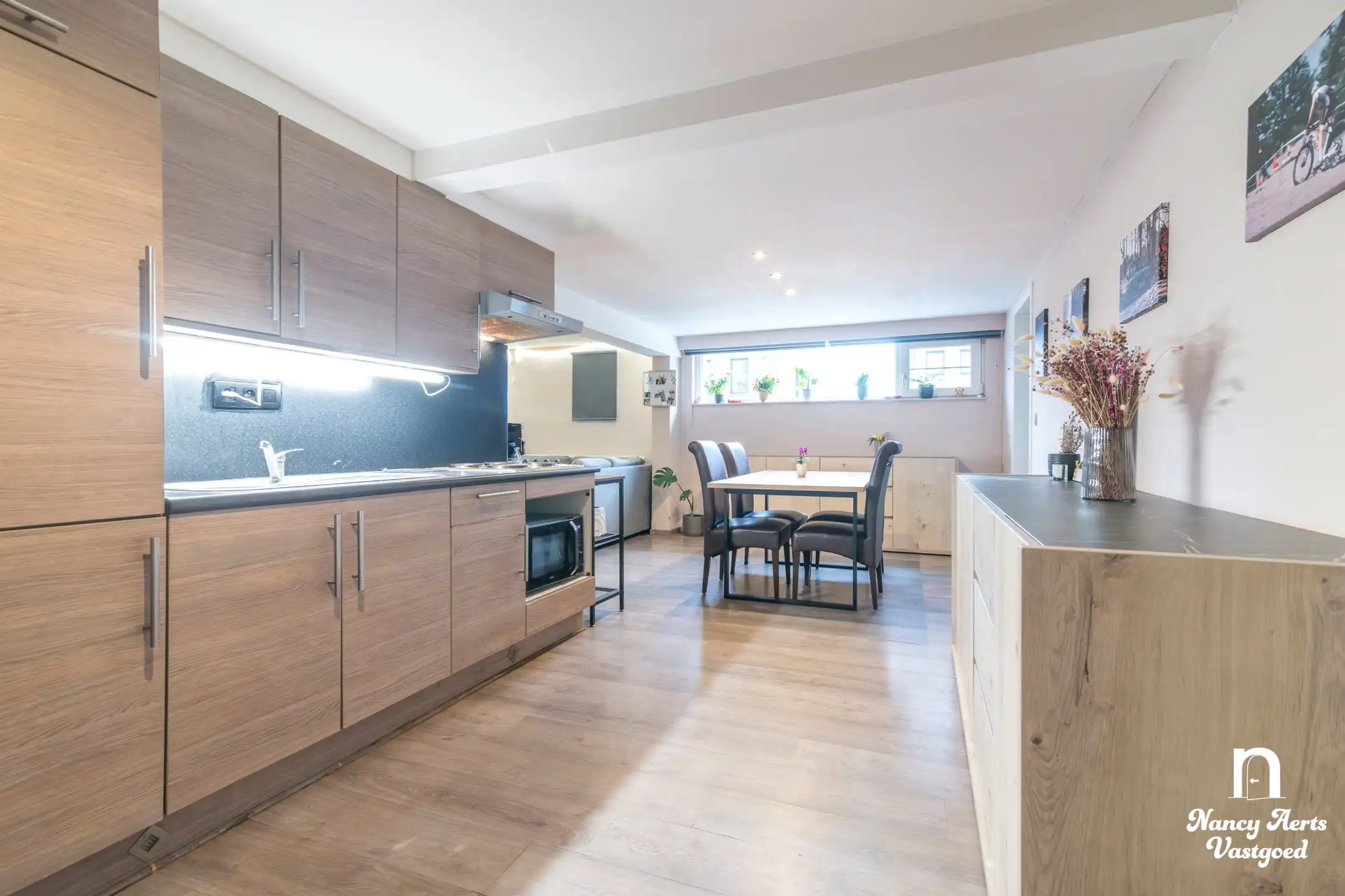 Halfopen woning met grote omheinde tuin en mooi uitzicht foto 6