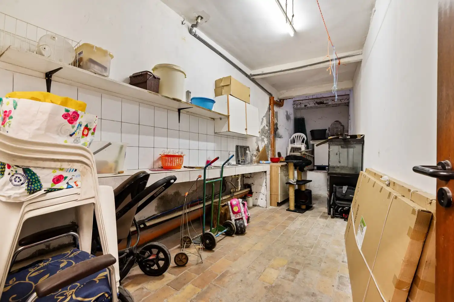 Opbrengsteigendom met een groot magazijn en 3 appartementen te koop! foto 4