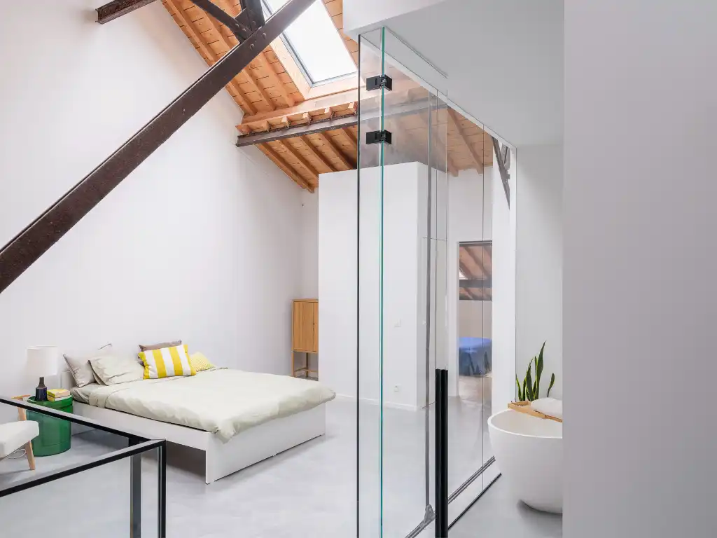 Luxueus en tijdloos – Exceptionele loft met 2 slaapkamers, aparte bureauruimte en ruim terras in een beschermd gebouw met een rijke industriële voorgeschiedenis. foto 18