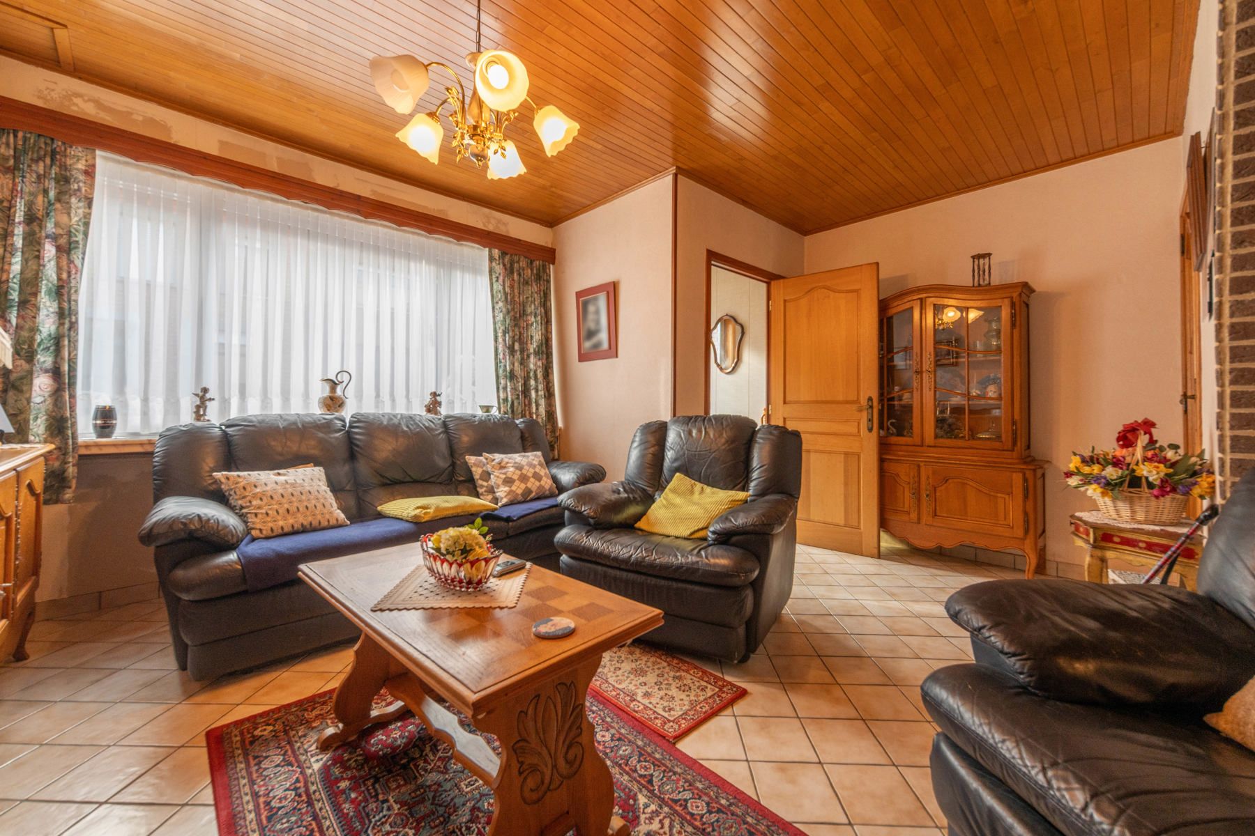 Ruime te renoveren woning met leuke tuin.  foto 3