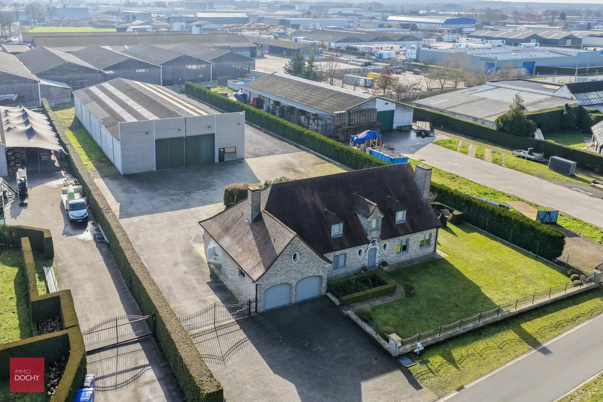 Villa met magazijn te huur – uitstekende ligging foto {{pictureIndex}}