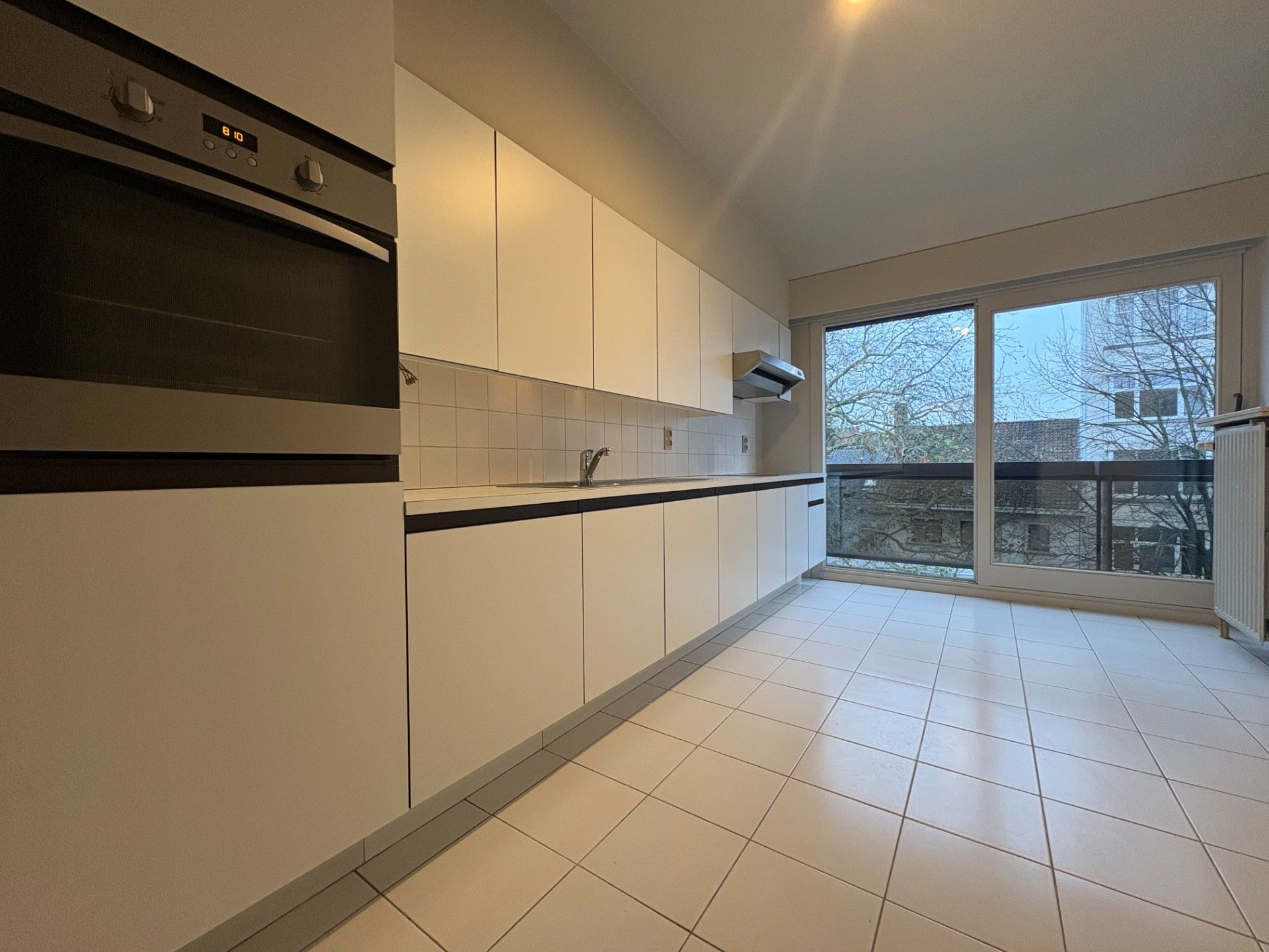 Ruim en lichtrijk 2-slaapkamerappartement in centrum Kortrijk foto 5