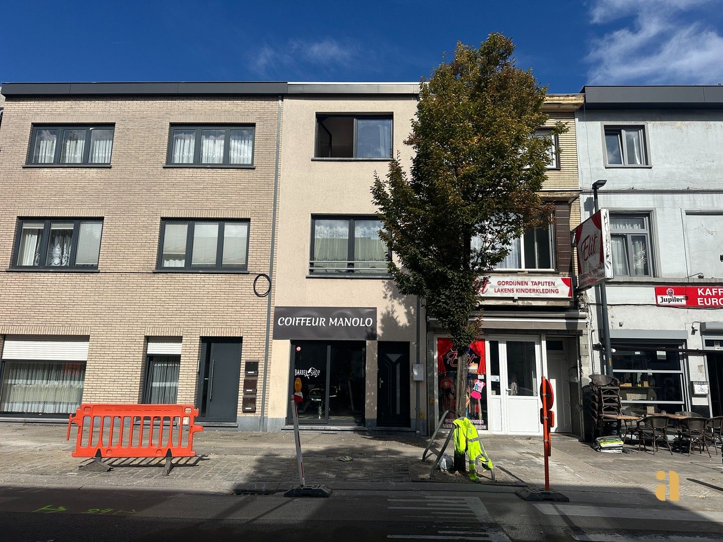 Woning met praktijkruimte of plek voor 2 gezinnen foto {{pictureIndex}}