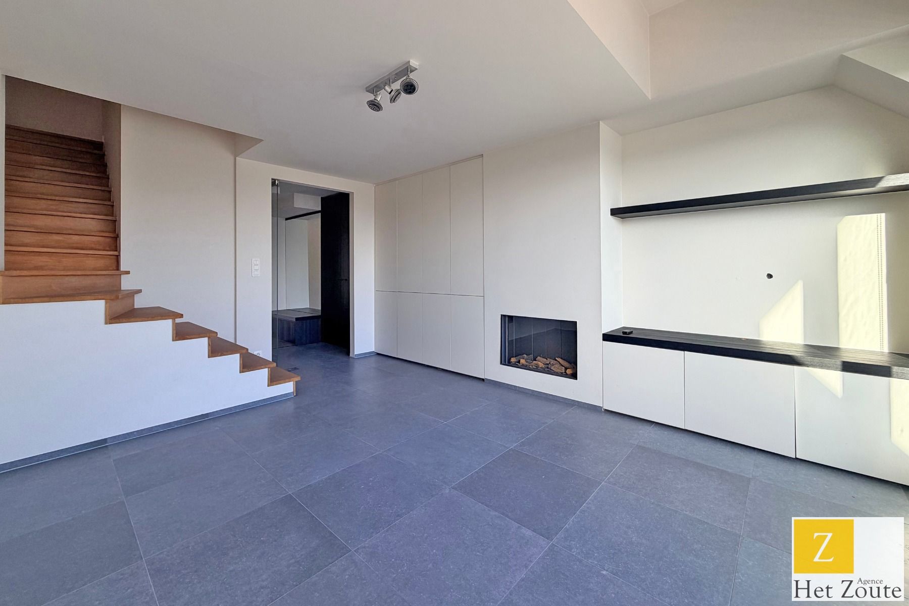 Instapklaar appartement met zijdelings zeezicht te Knokke foto {{pictureIndex}}