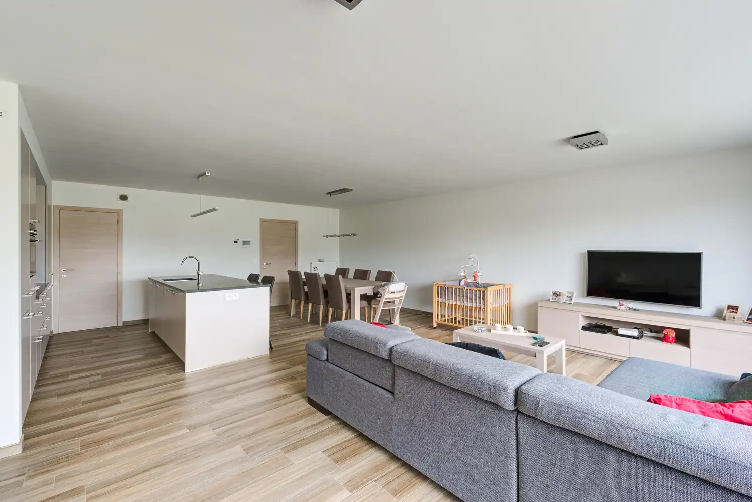 GELIJKVLOERS APPARTEMENT MET 2 SLAAPKAMERS, 2 AUTOSTAANPLAATSEN EN RUIM TERRAS TE BEVERST foto 3