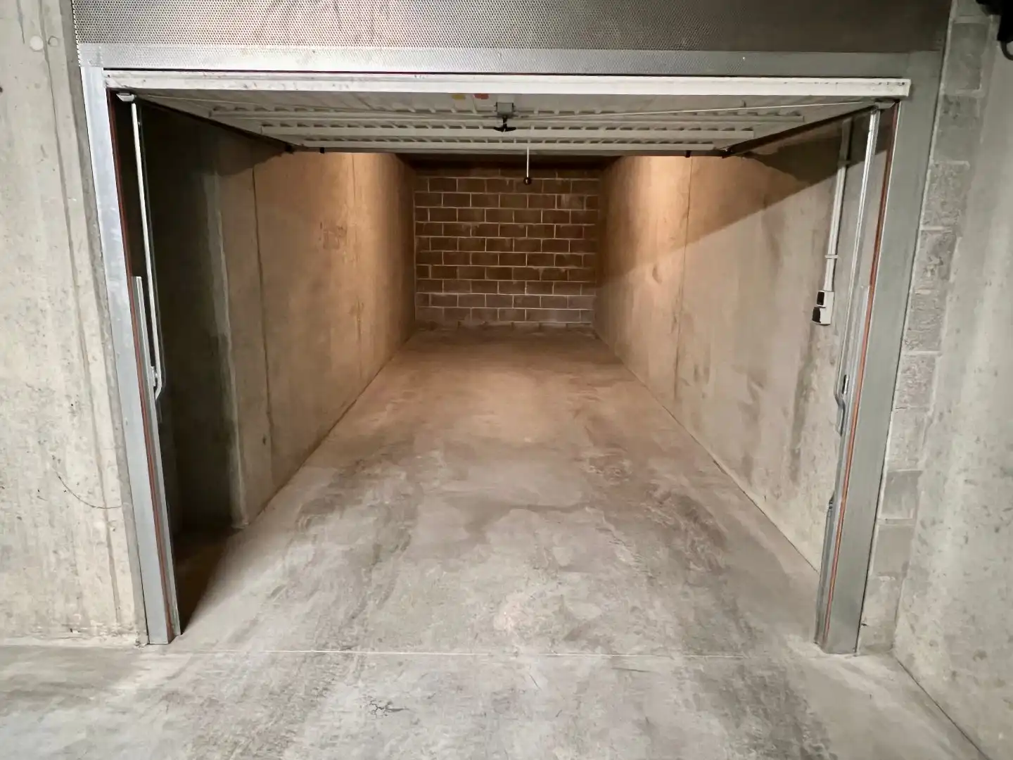 Ruime afgesloten garage - centrum Wenduine foto 4