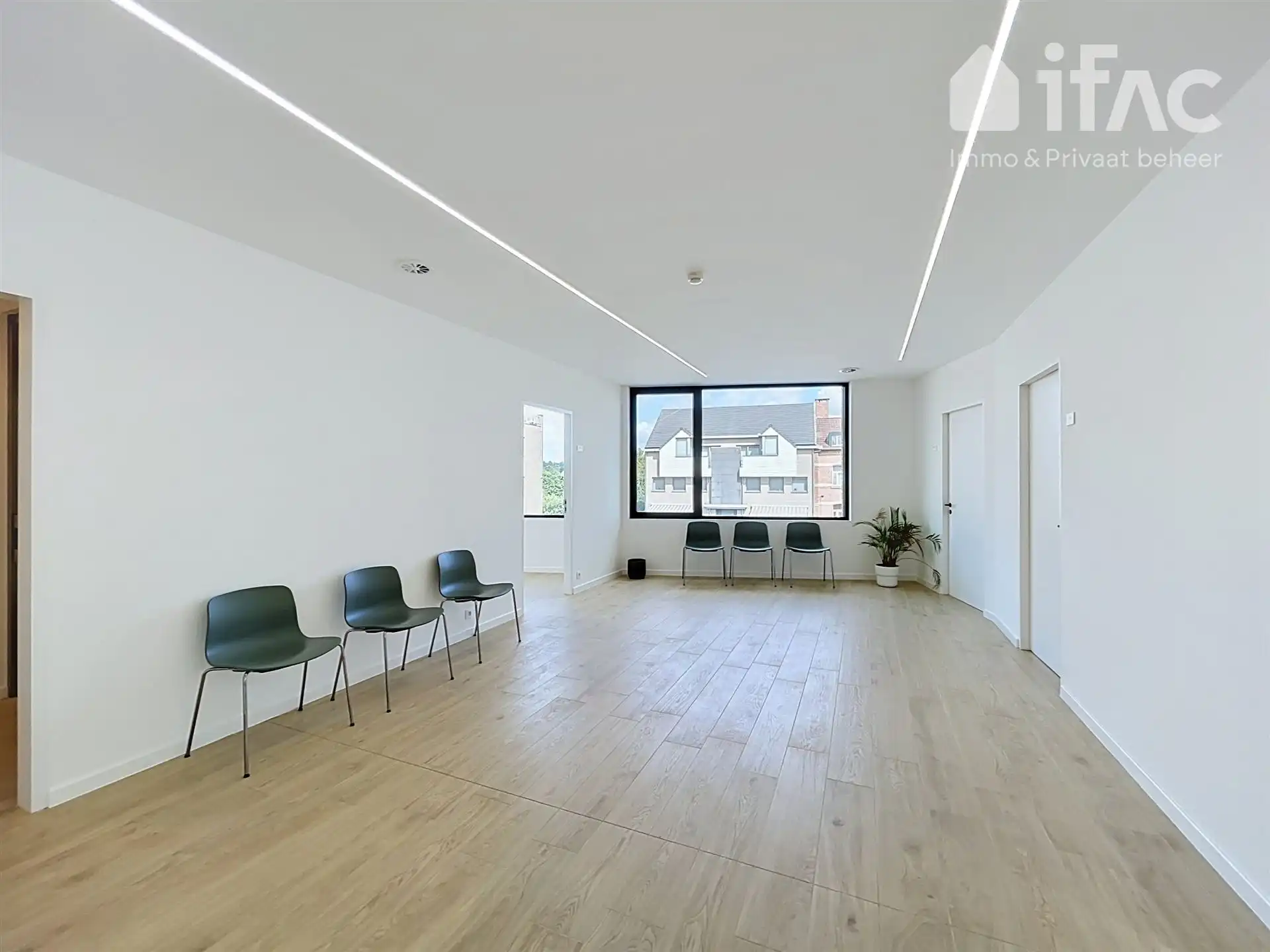 Moderne praktijkruimtes in modern en lichtrijk gebouw foto 5