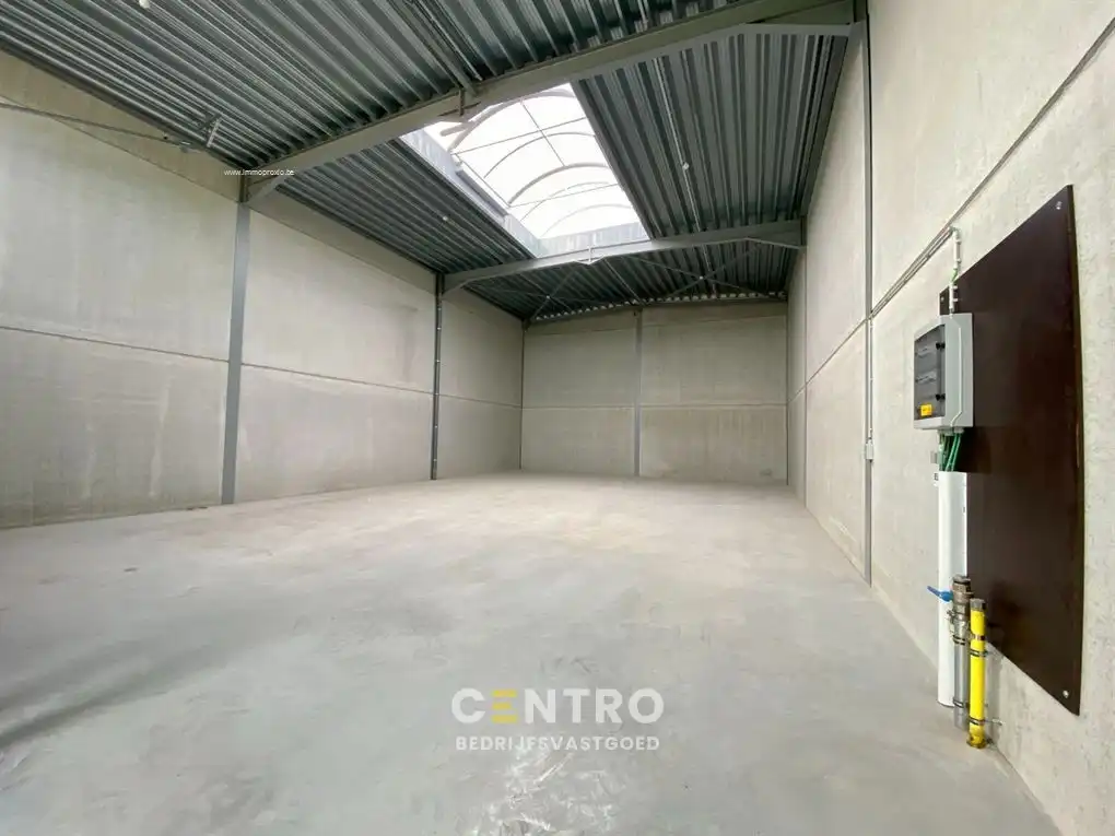 NB OPSLAGRUIMTE (178m²) te koop met 2 private parkeerplaatsen op ambachtelijke zone te Middelkerke! foto 3