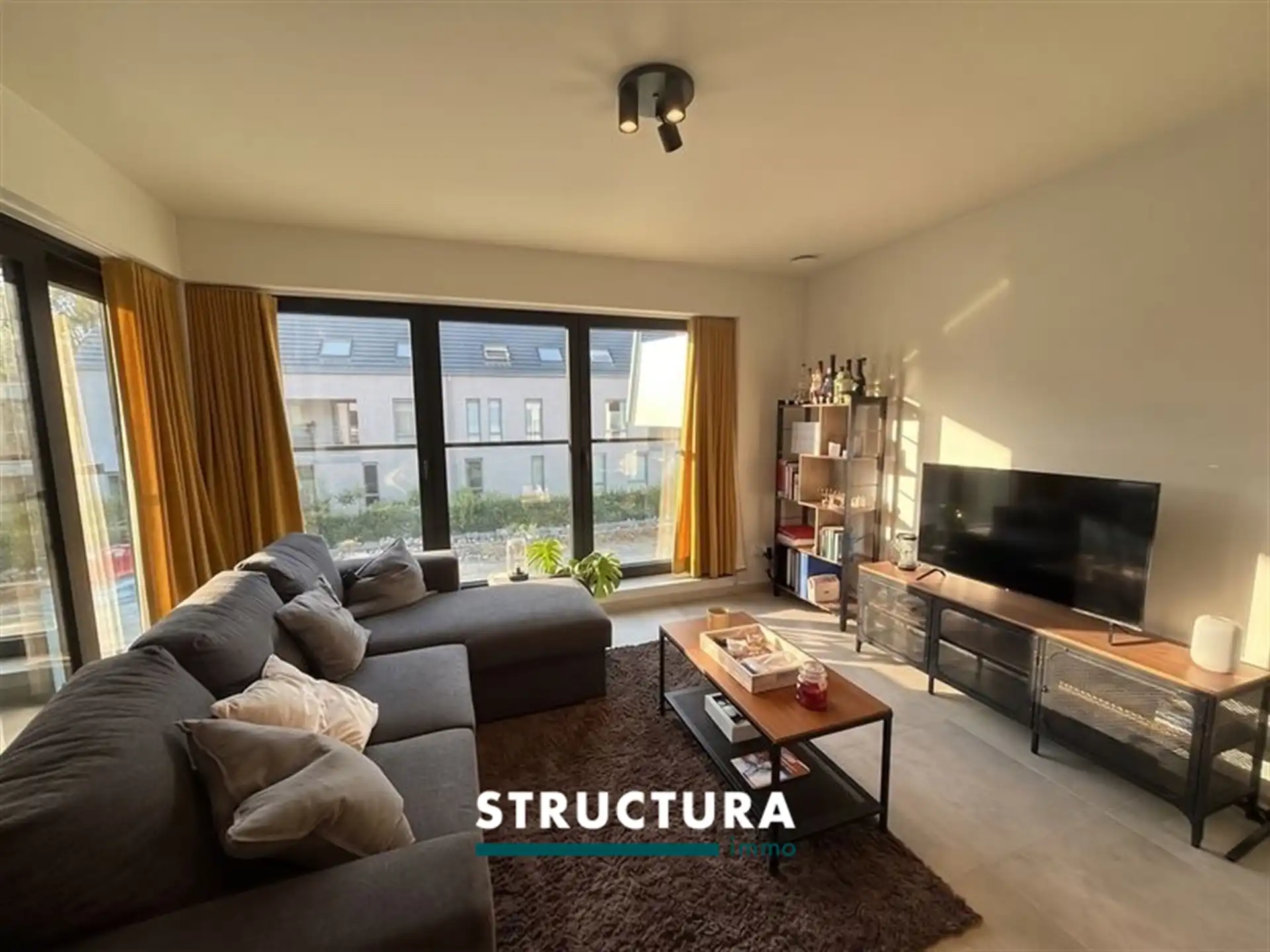 Appartement met 1 slaapkamer, terras en parking foto 3
