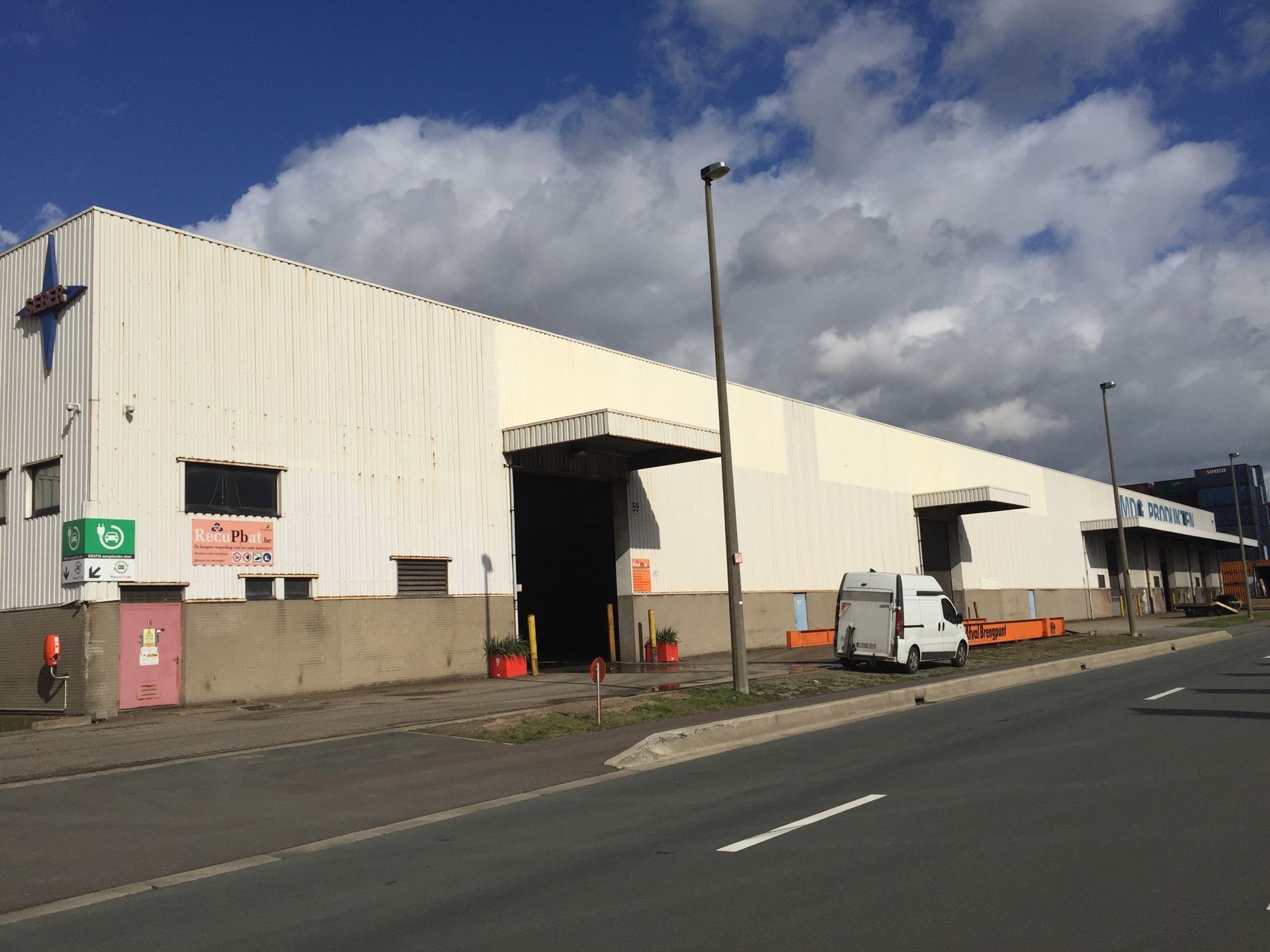 Magazijn met kantoor te huur foto 2