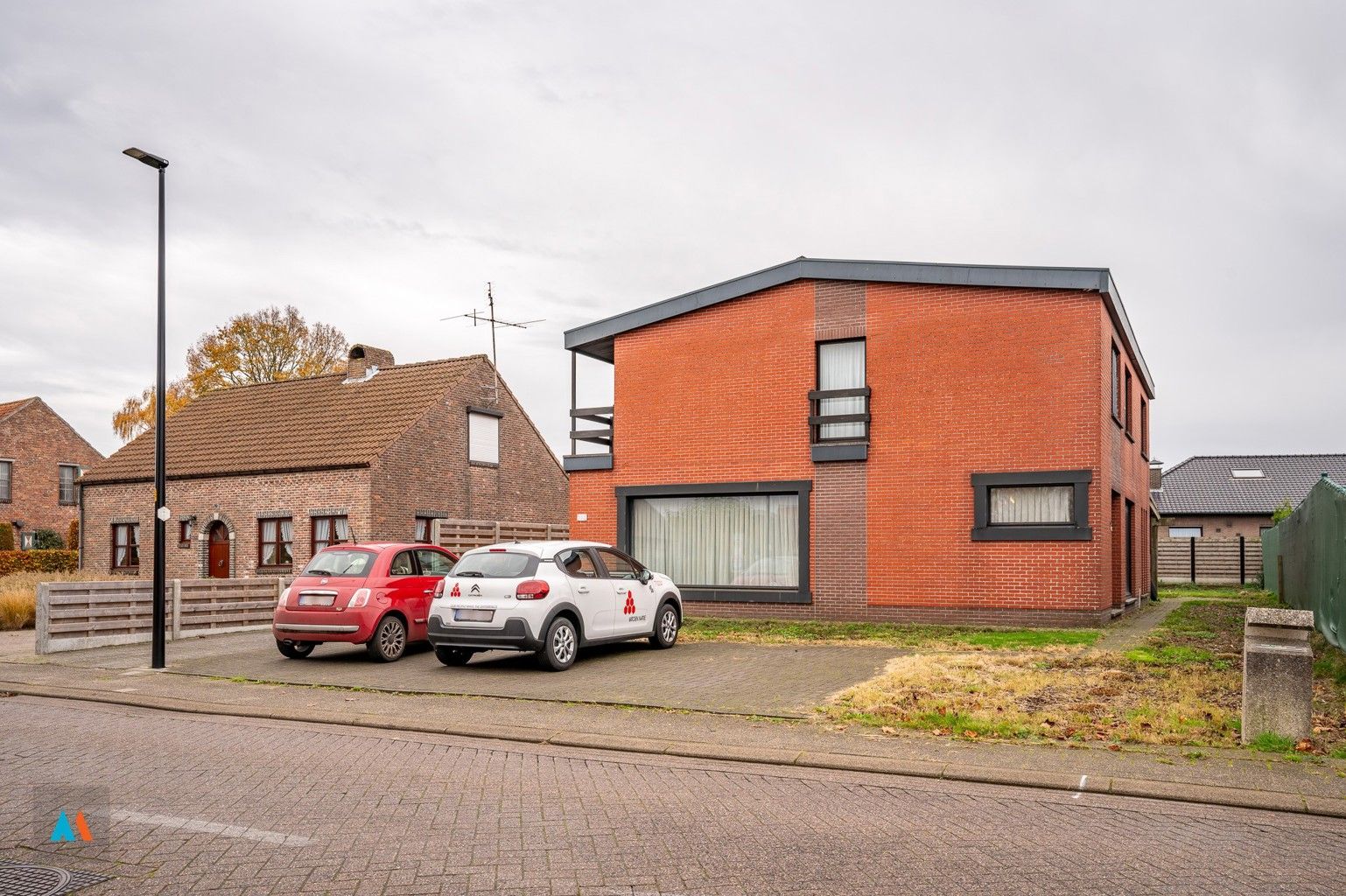 Hoofdfoto van de publicatie: Vrijstaande woning met praktijkruimte en garage