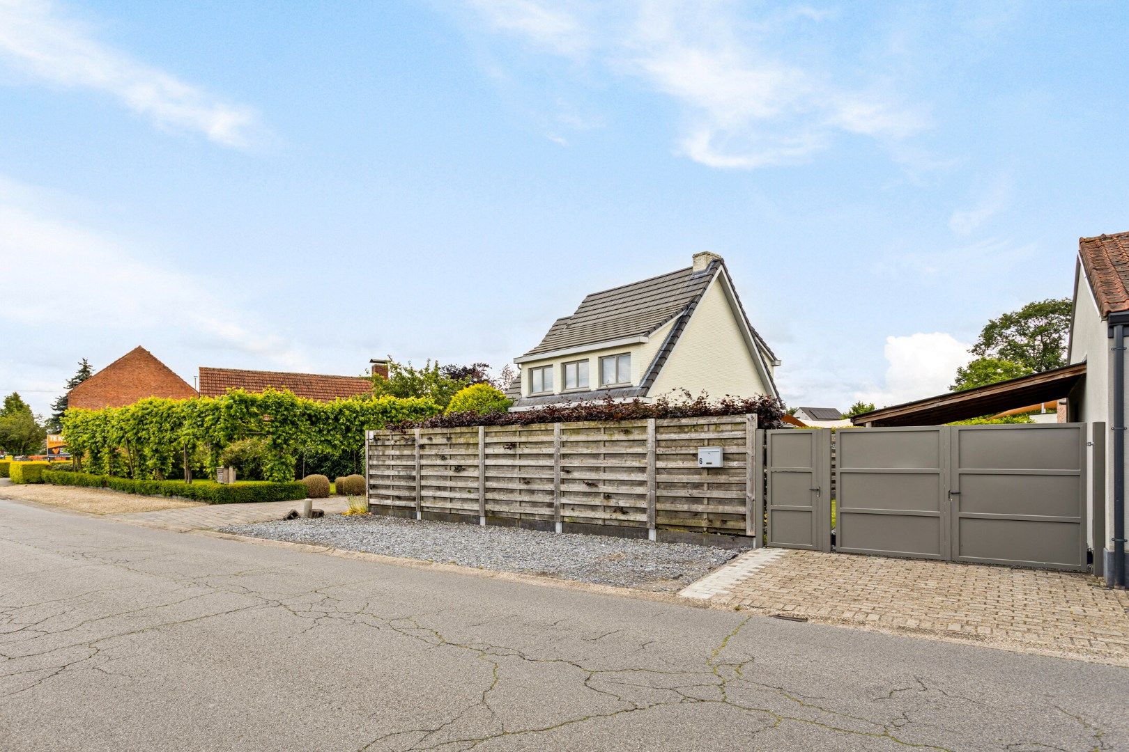 Ruim ingedeelde woning op een mooi zuidgeoriënteerd perceel van bijna 16are. foto 27