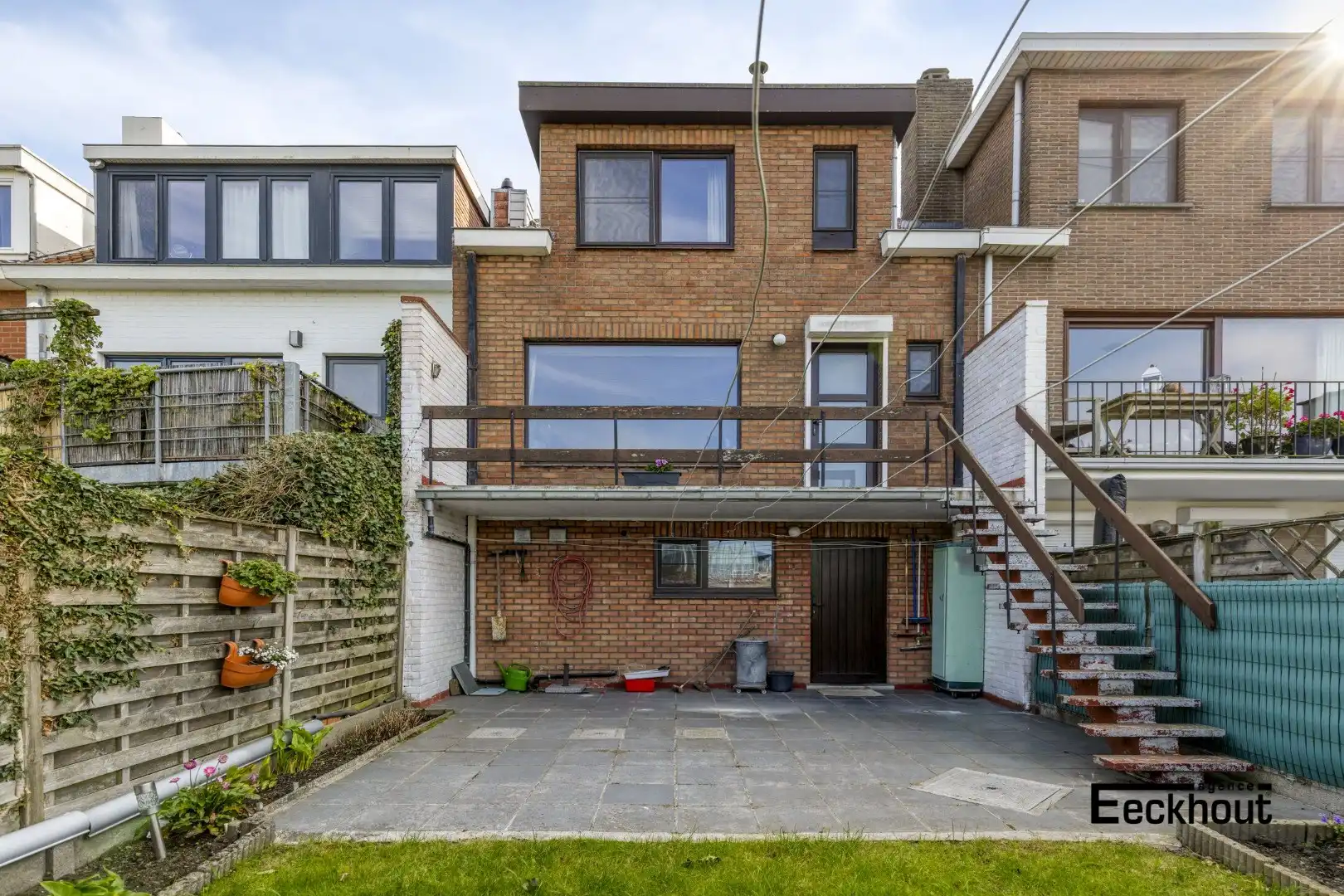 Te moderniseren woning op goede ligging met garage en tuin! foto 7