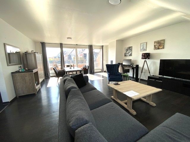 RUIM (131m²) INSTAPKLAAR  APPARTEMENT MET 2 SLAAPKAMERS, TERRAS, ONDERGRONDSE AUTOSTAANPLAATS EN KELDER foto 4