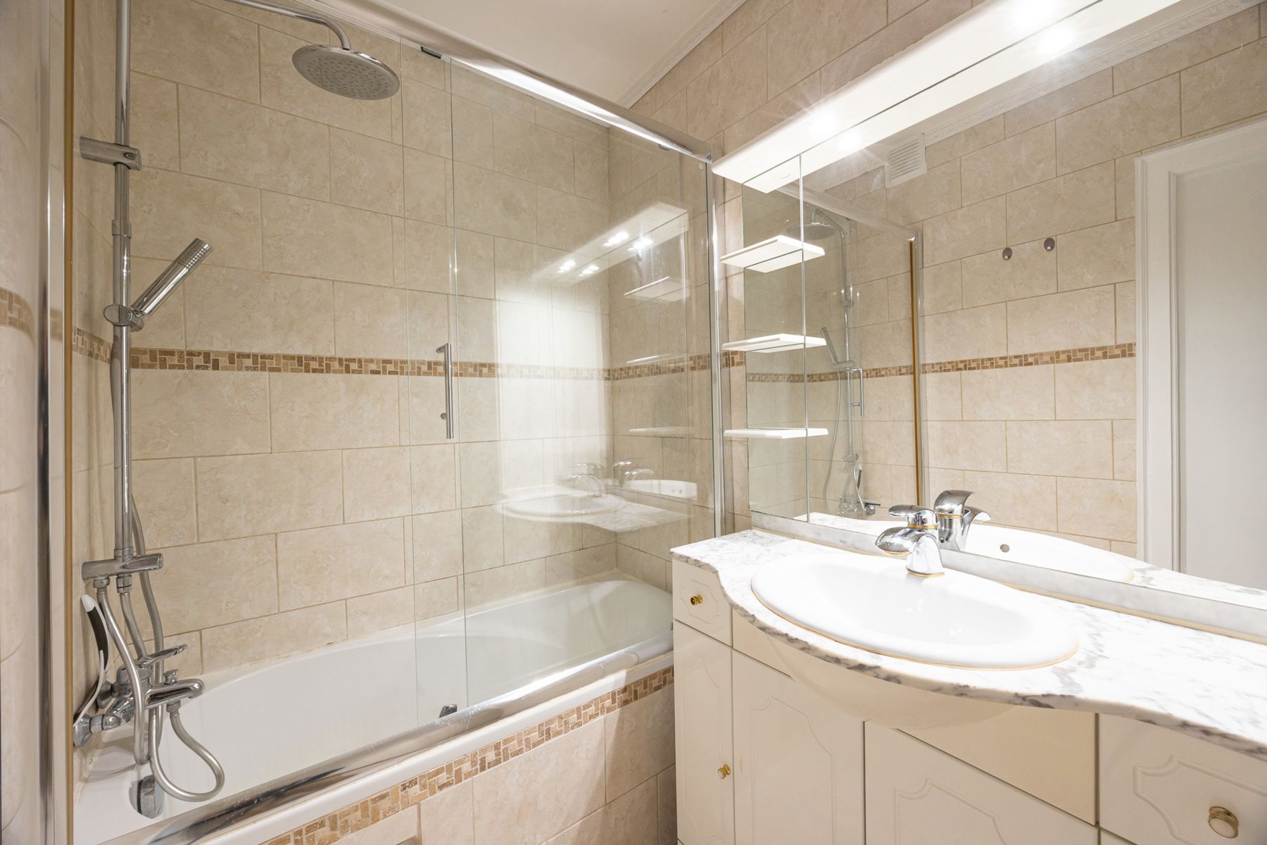 Verzorgd appartement met 3 slaapkamers vlakbij Rivierenhof! foto 10