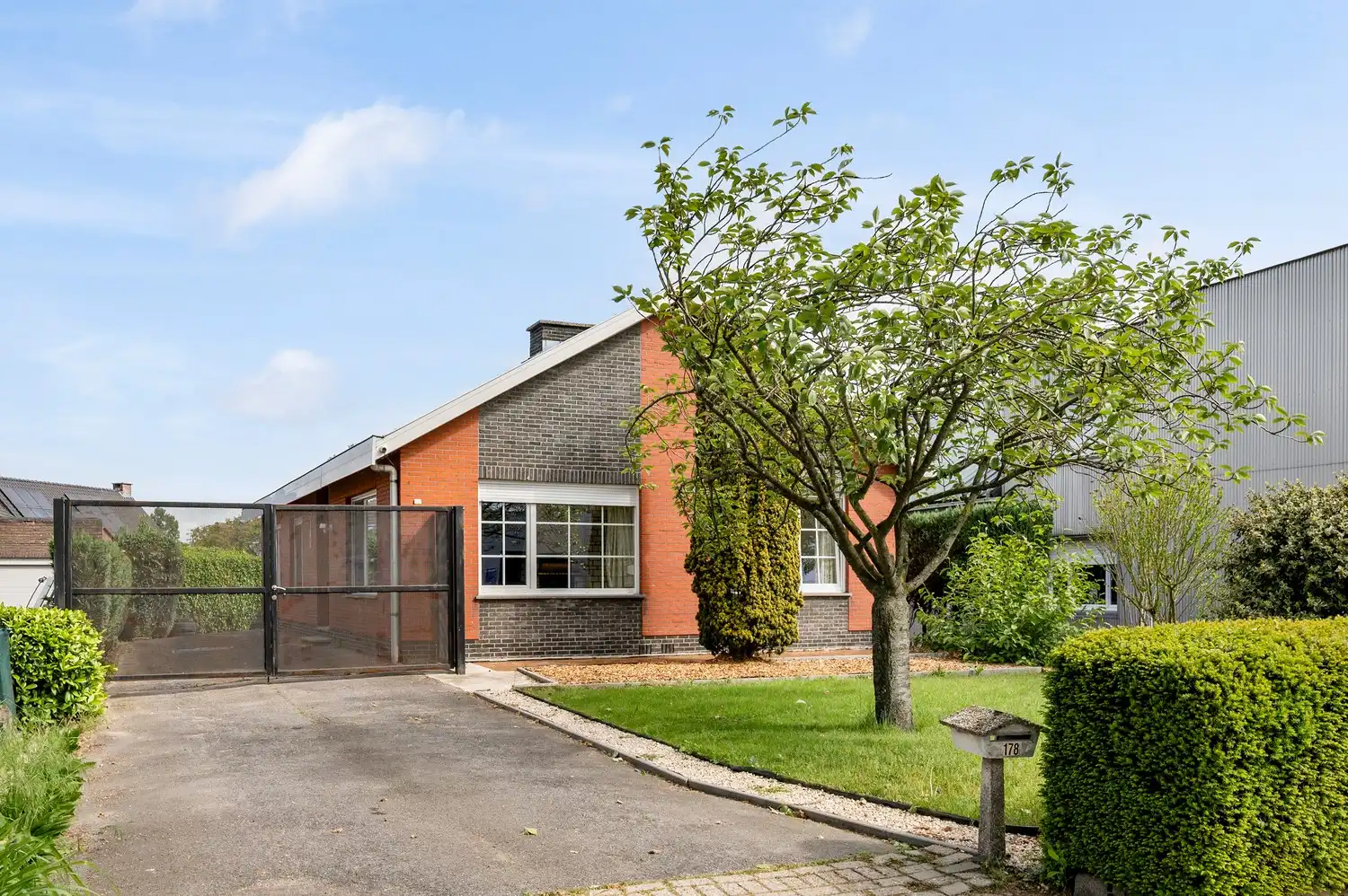 Hoofdfoto van de publicatie: INSTAPKLARE WONING MET 3 SLAAPKAMERS + VOLLEDIG ONDERKELDERD