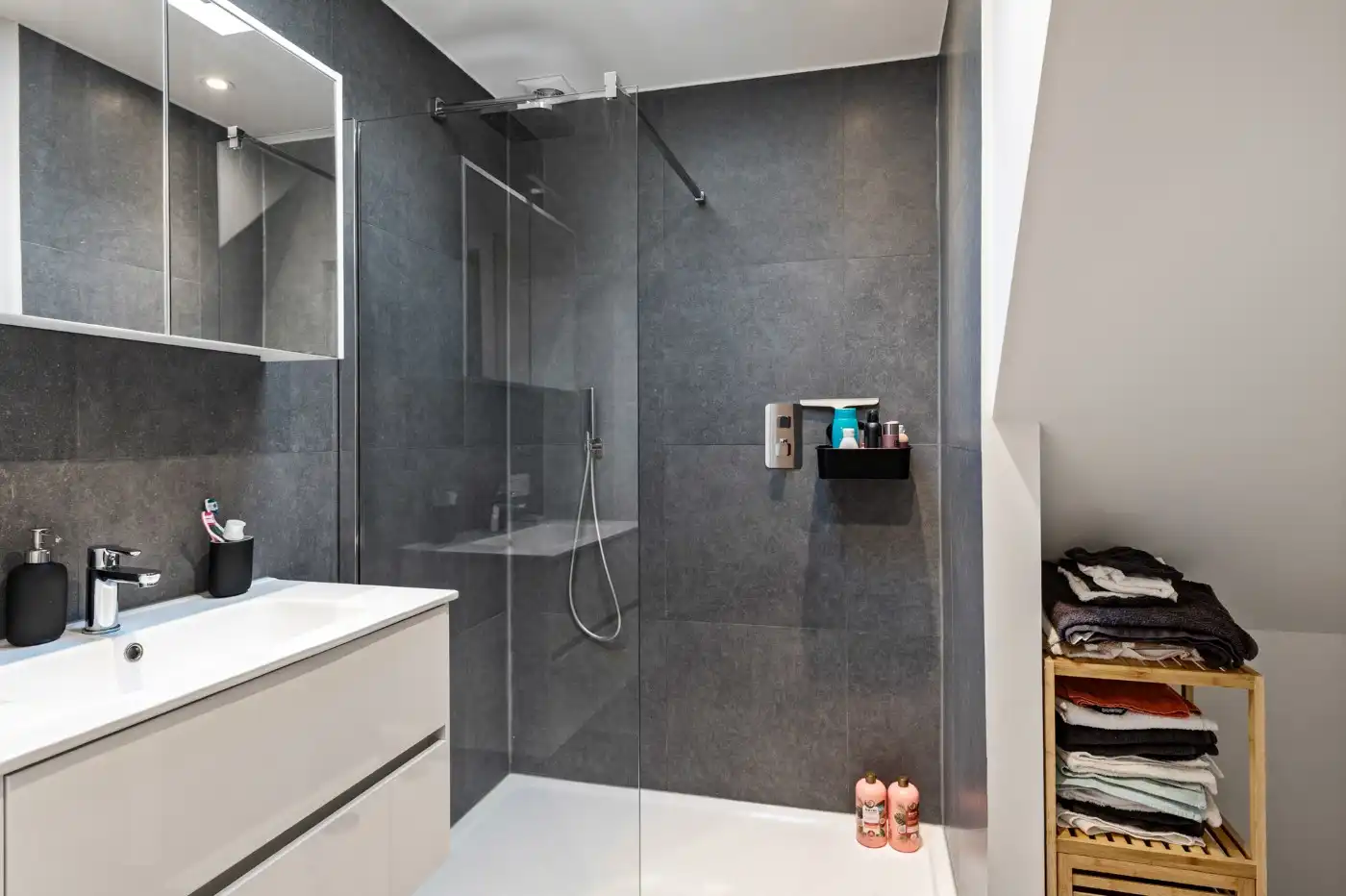 Gezellige starterswoning met 1 slpk., terras en inpandige garage foto 18