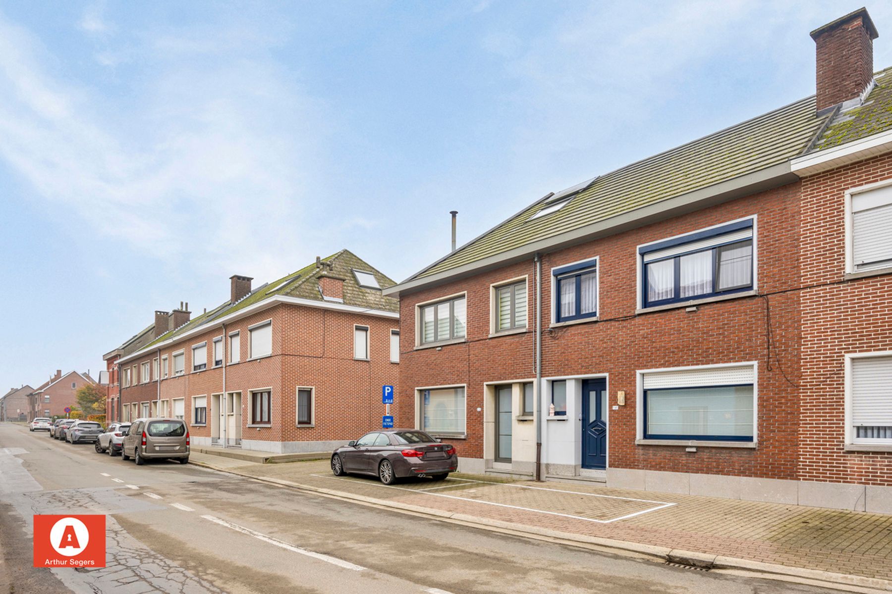 Instapklare woning met vernieuwd dak, tuin & parkeerplaatsen foto 3