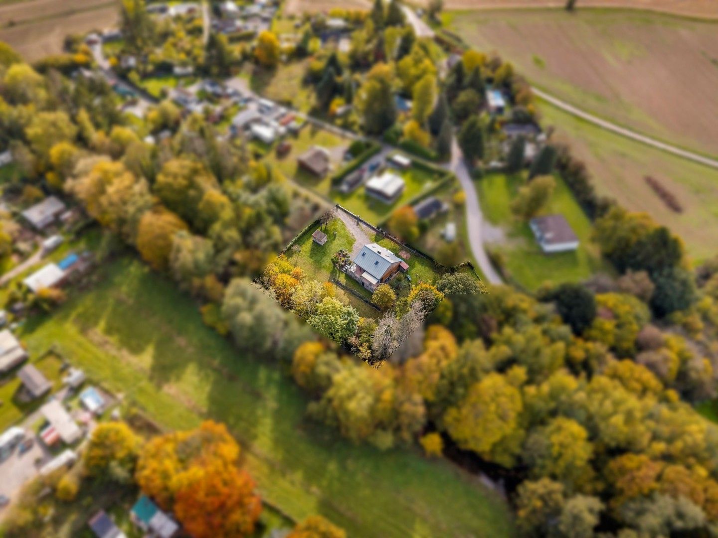 Hoofdfoto van de publicatie: Gezellige chalet met 3 kamers in het vakantiedomein "Le Caillou d'Eau" te Pétigny Couvin met zicht op het riviertje l'Eau Noire - Chalet confortable de 3 chambres dans le domaine de vacances « Le Caillou d'Eau » à Pétigny Couvin avec vue sur la rivière l'Eau Noire