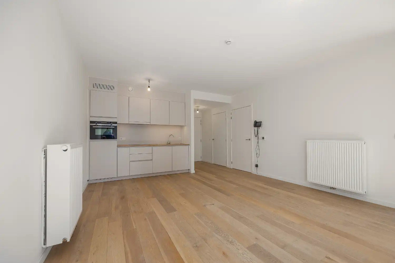Assistentie-appartement met zijdelings zeezicht op steenworp van de zeedijk. foto {{pictureIndex}}