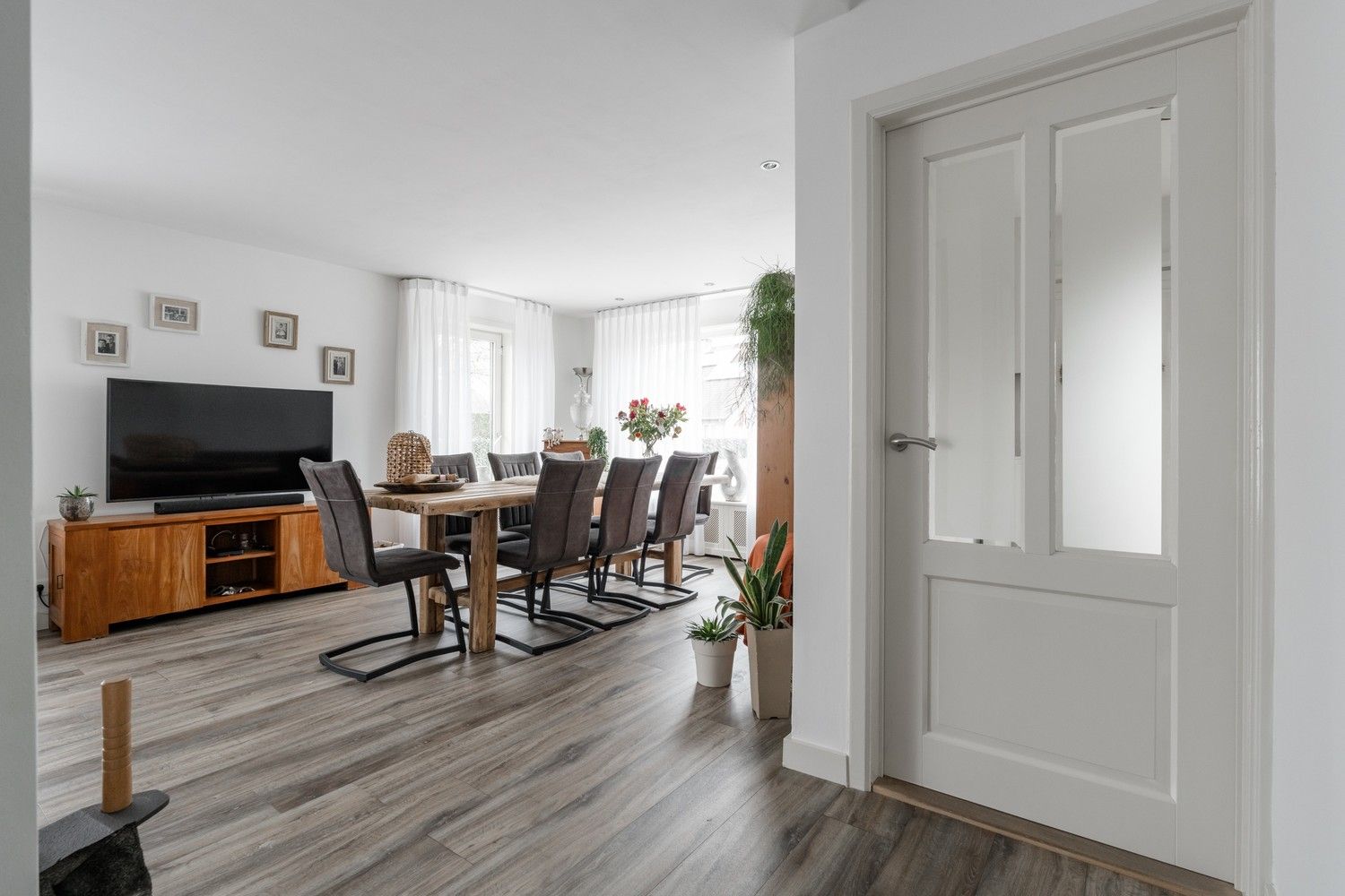 Vrijstaande woning met prachtig uitzicht op weilanden, rustige ligging nabij de Nederlandse grens! foto 6