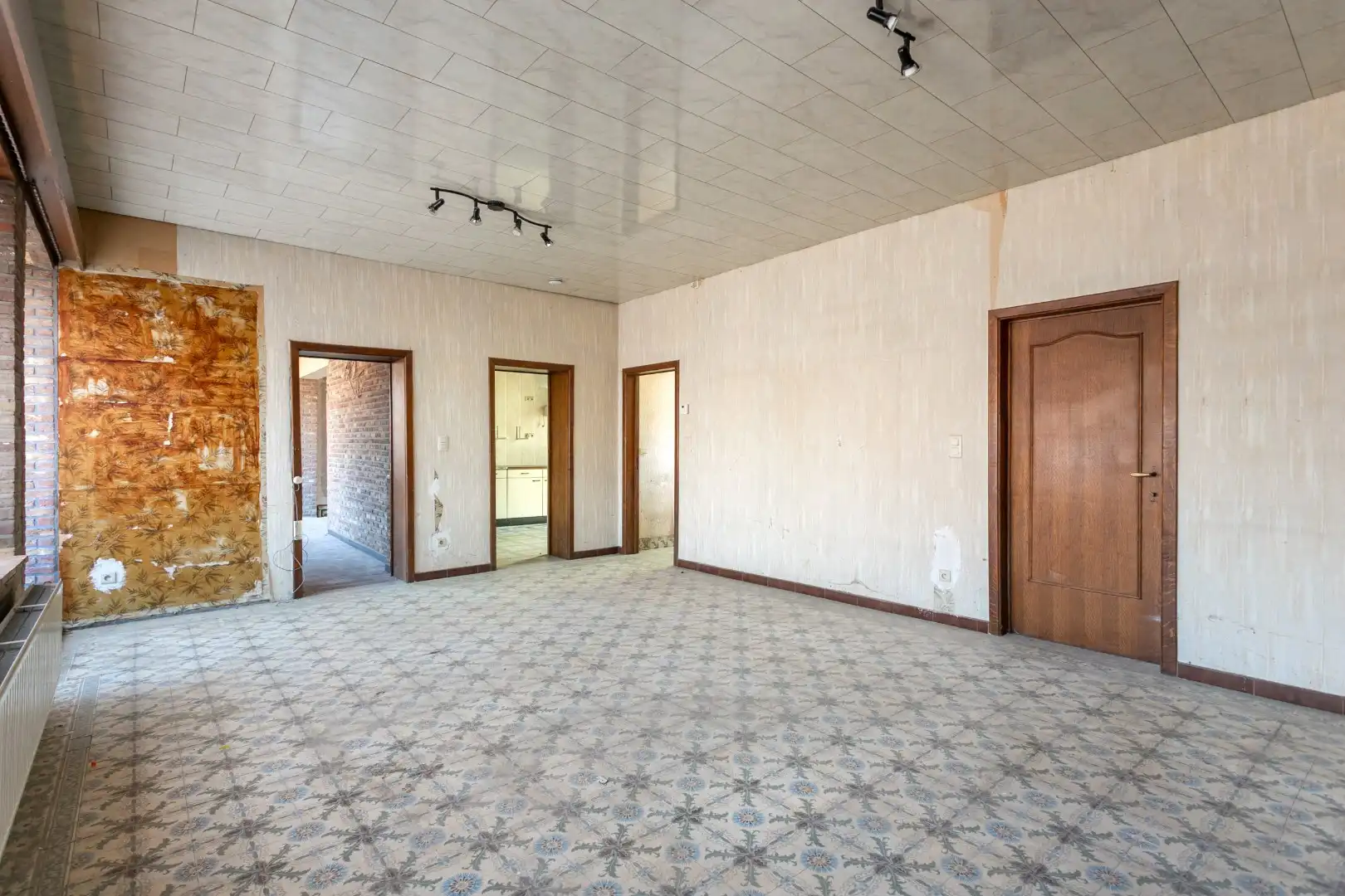 Te renoveren eigendom (317 m²) met veel potentieel, ruime tuin (6a 42ca) en dubbele achterliggende carport met toegang tot de achterliggende straat in Kester foto 8