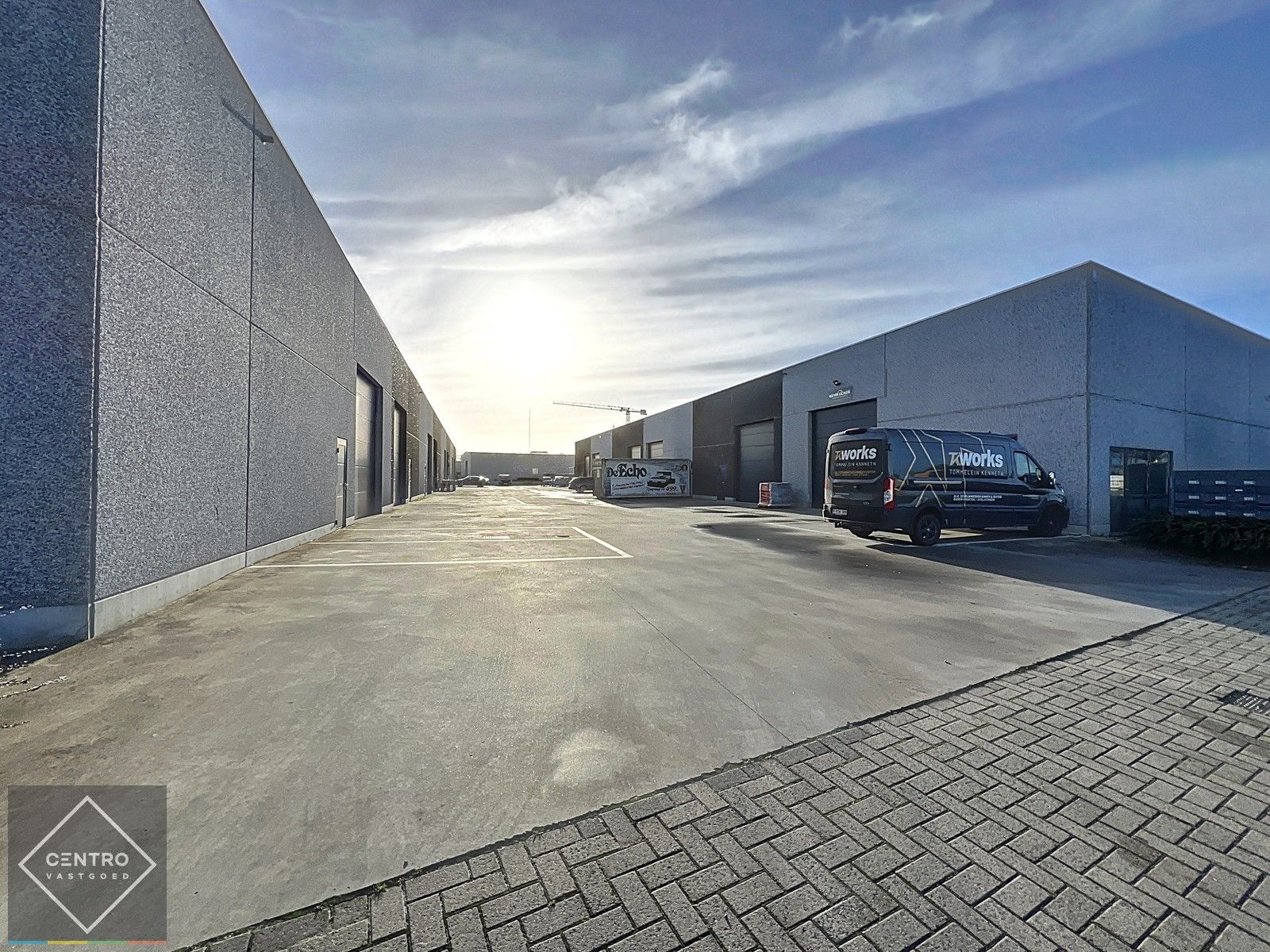 Recente instapklare loods van 257m² TE HUUR met sectionale poort en 2 parkeerplaatsen te Zwevezele (Wingene) ! foto 1