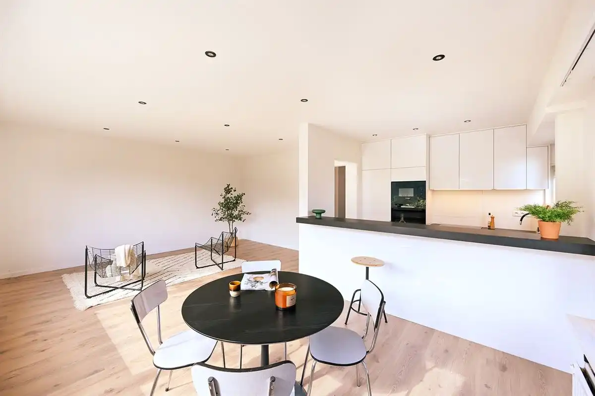Lichtrijk hoekappartement in hartje Brasschaat foto 2